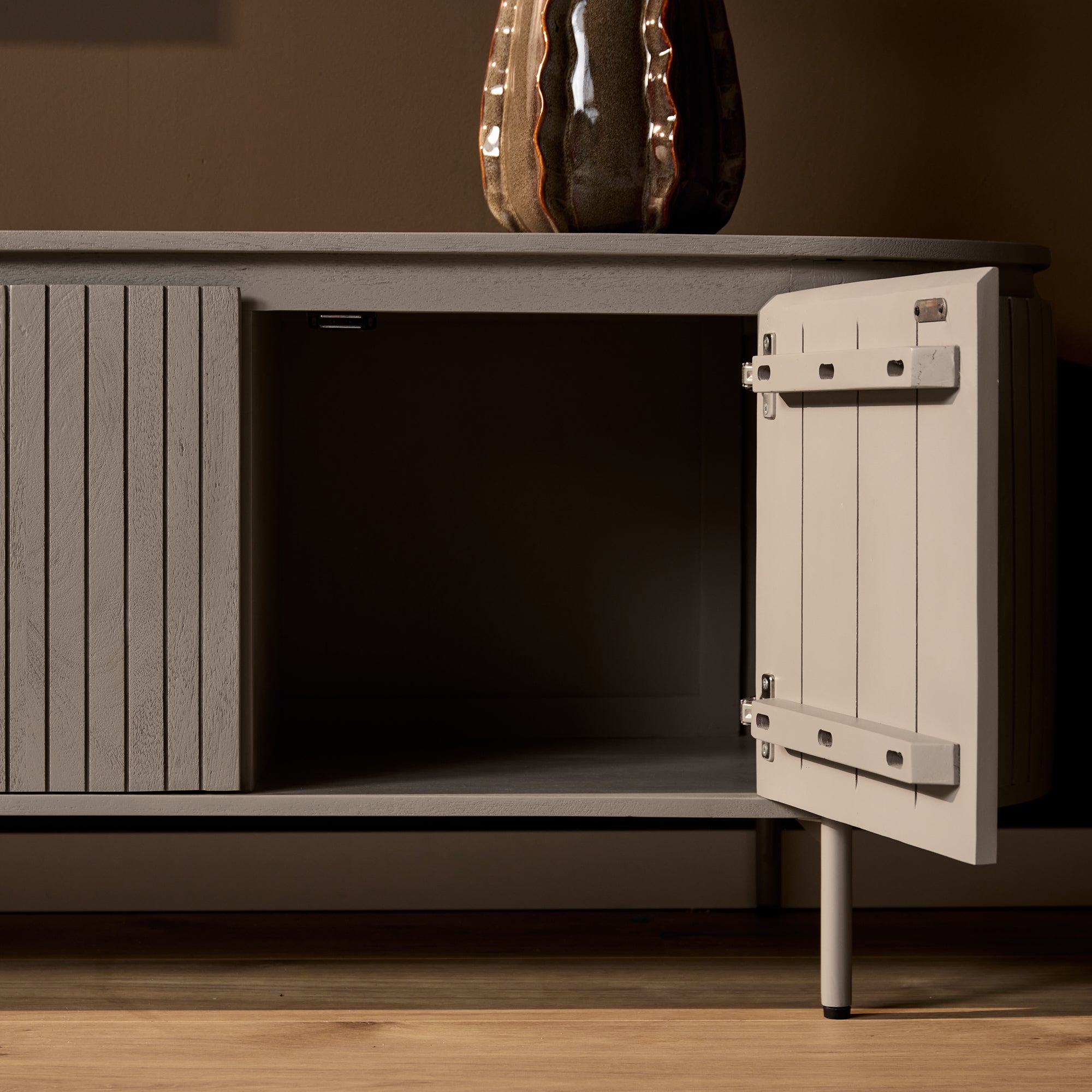 TV-Board Sole – Modernes Lowboard mit vertikalen Lamellen & Stauraum, 210 x 45 x 55 cm