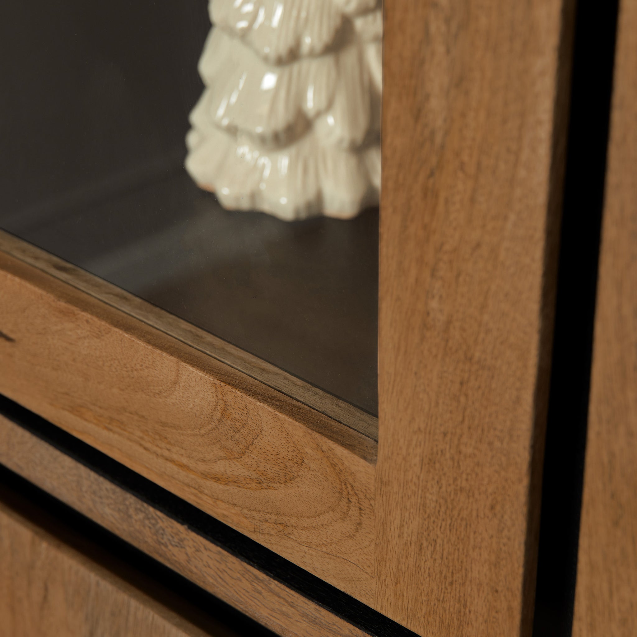 Vitrinenschrank Rois – lackiertes Mangoholz & schwarzer Metallrahmen, 100 x 45 x 200 cm, modernes Design mit Holzstreifen