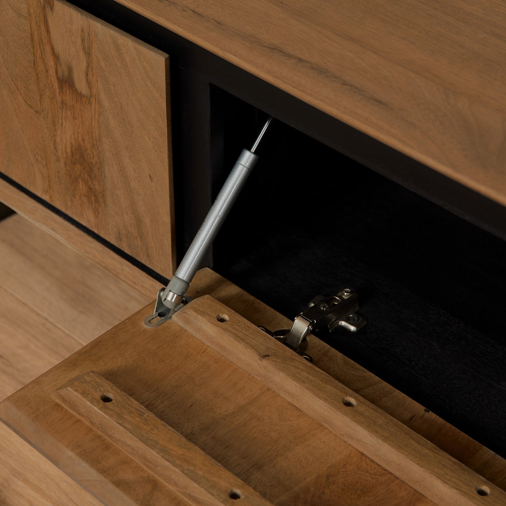 Schwebendes TV-Board Rois – Mangoholz Lowboard mit Metallakzenten, 120×30×35 cm, 2 grifflose Türen & modernes Design