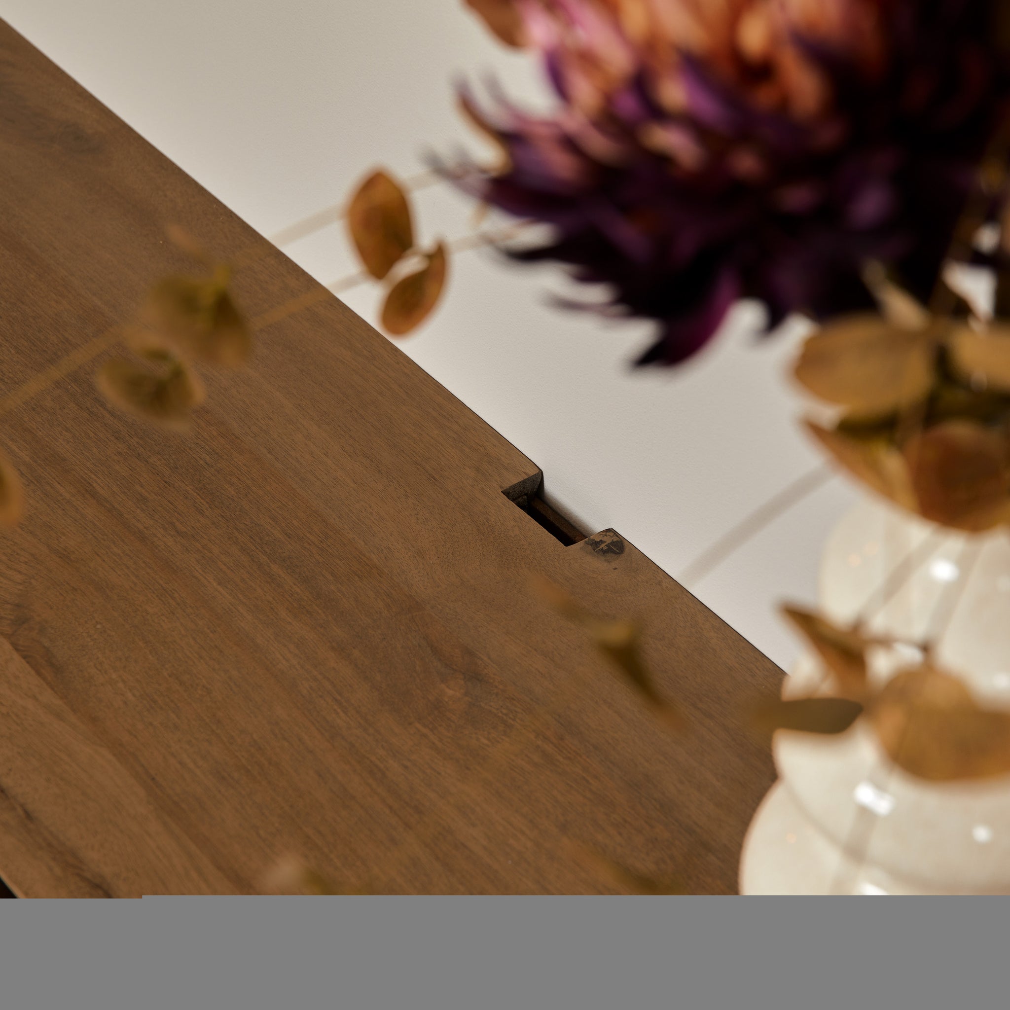 Schwebendes TV Board Rois – Mangoholz & Metall, 240 x 35 x 30 cm, 4 grifflose Türen, modernes Design