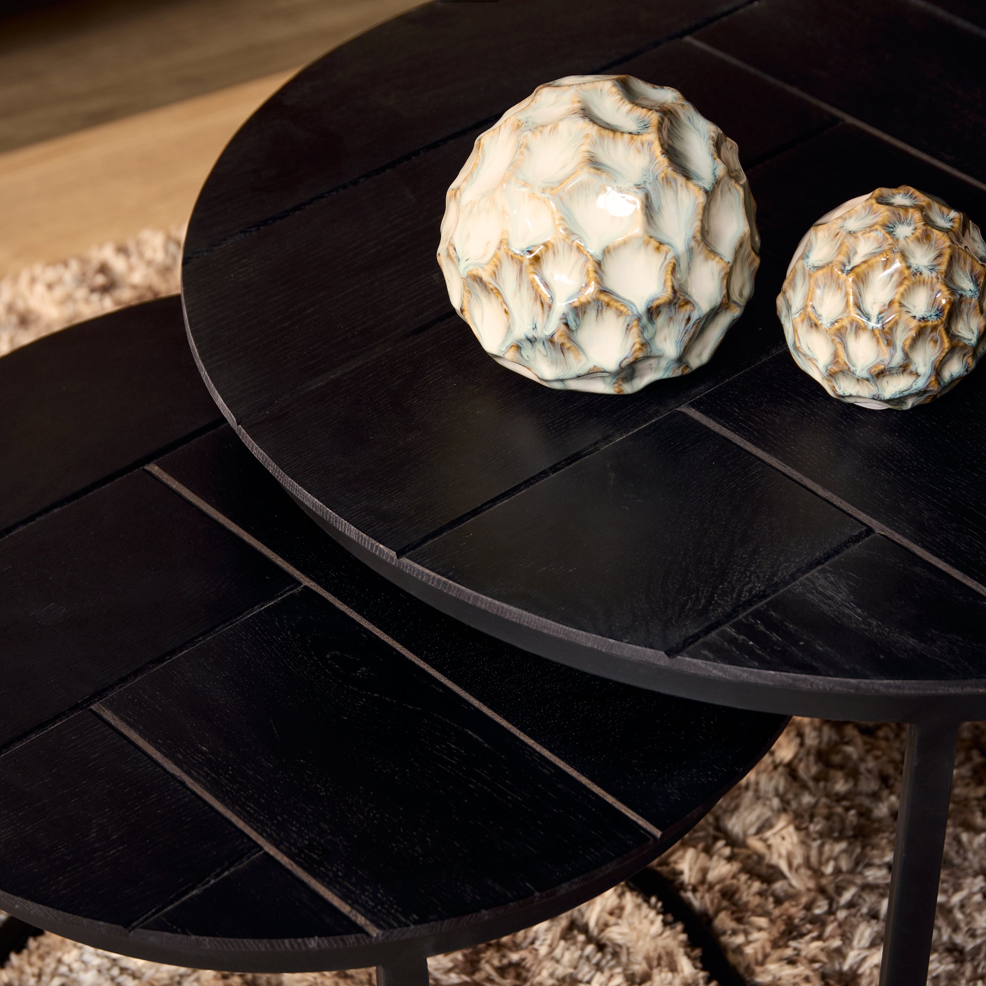 Couchtisch-Set Morily Schwarz – 2er-Set Beistelltische rund aus Holz und Metall, stilvolle Wohnzimmertische, Ø70/Ø50 cm