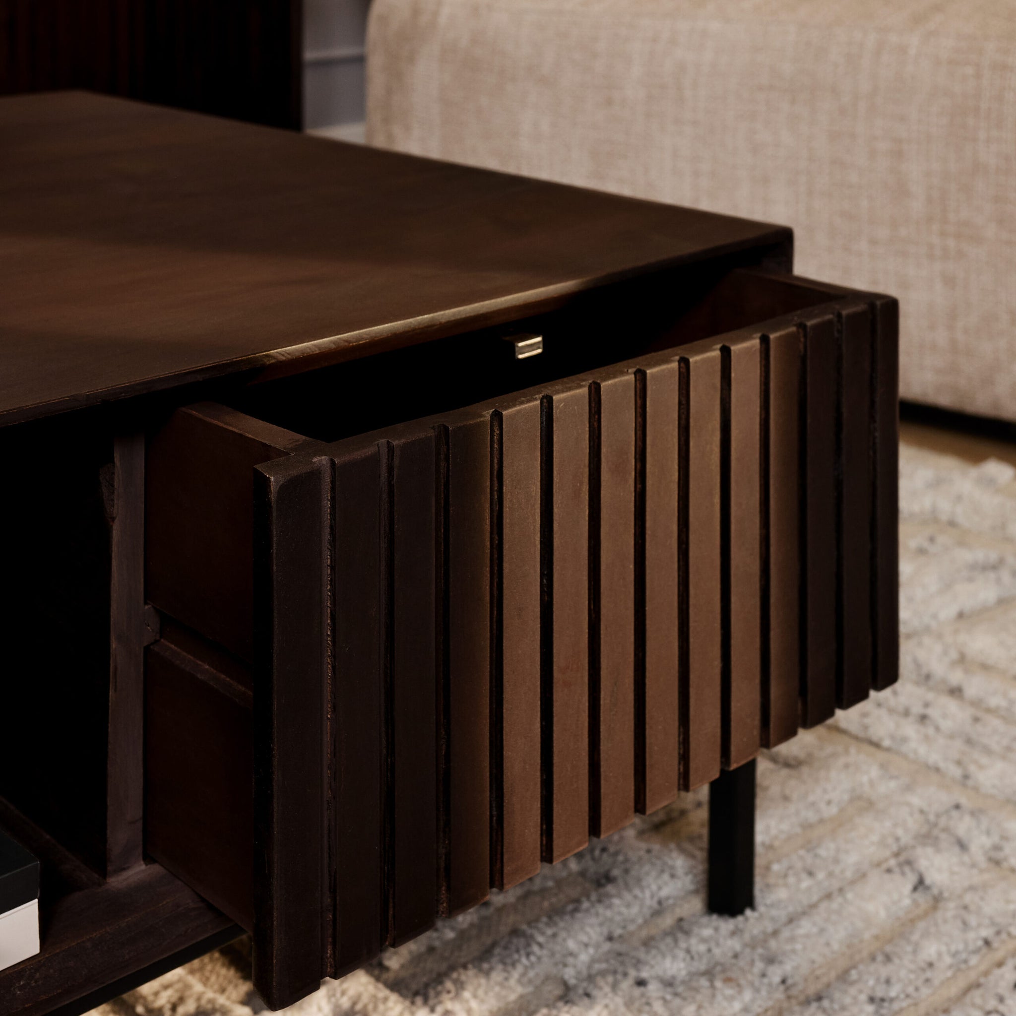 Couchtisch Mandy Braun – Mangoholz, braune Oberfläche, Metallbeine, 80 x 80 x 40 cm, offenes Fach & 2 Schubladen