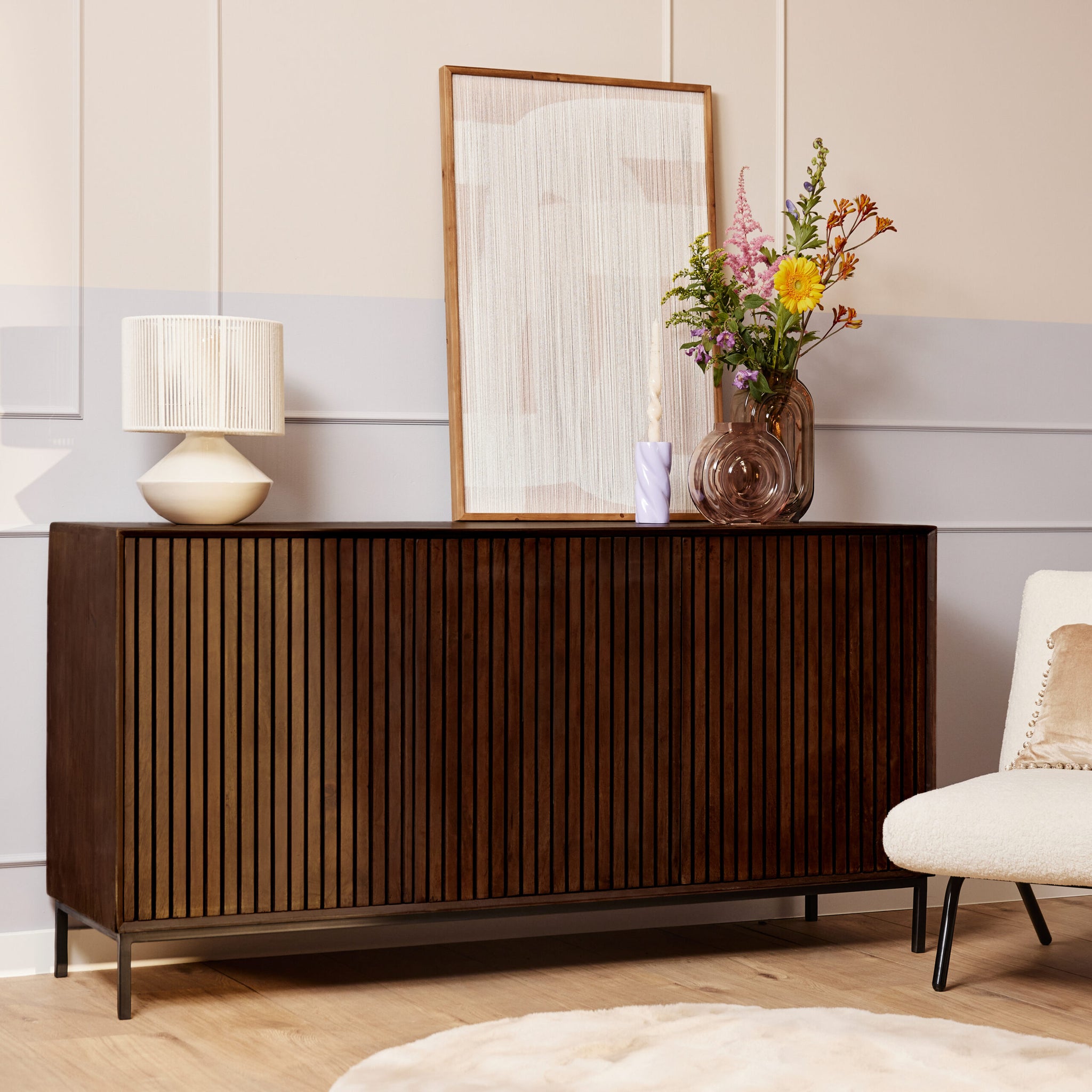 Sideboard Mandy Braun 165x45x85 cm – moderne Mangoholz Kommode mit Lamellenfront & schwarzem Metallrahmen