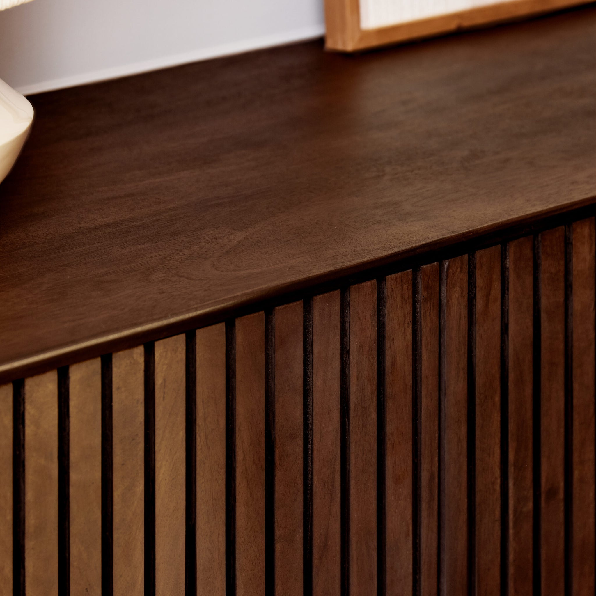 Sideboard Mandy Braun 165x45x85 cm – moderne Mangoholz Kommode mit Lamellenfront & schwarzem Metallrahmen