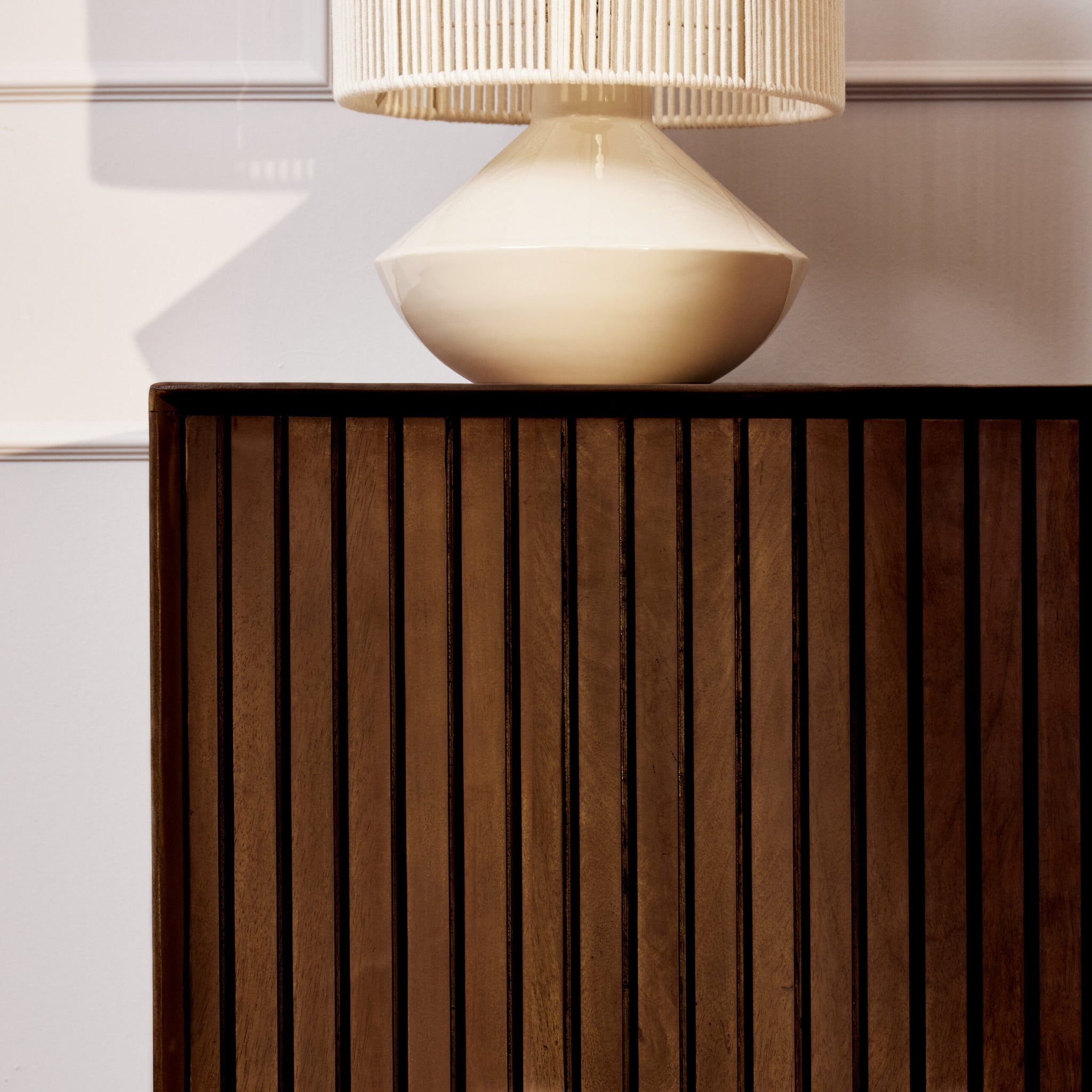 Sideboard Mandy Braun 165x45x85 cm – moderne Mangoholz Kommode mit Lamellenfront & schwarzem Metallrahmen