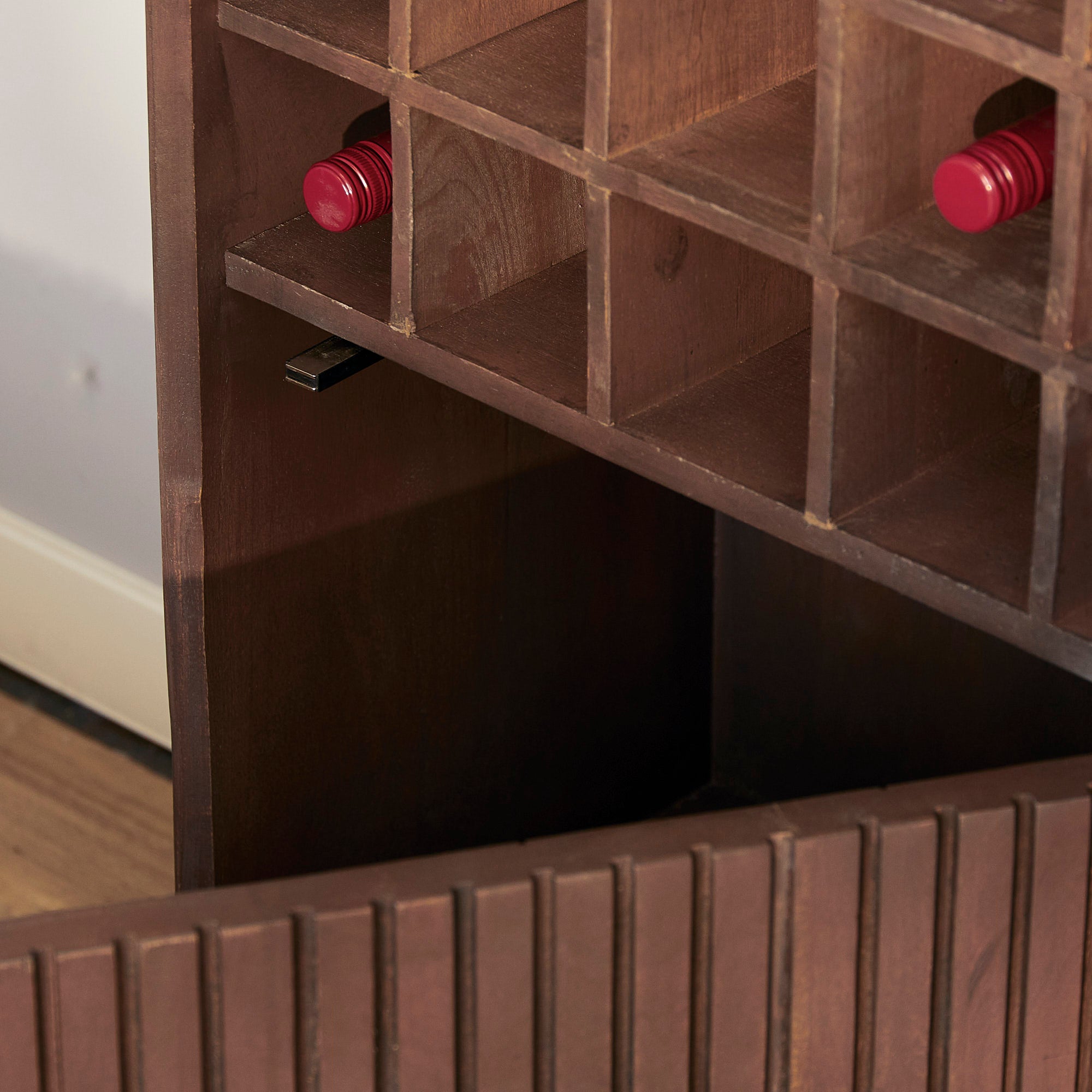 Weinregal Mandy Braun – Mangoholz mit Metallrahmen, Lamellentür & 15 Flaschenfächer, 55 x 35 x 90 cm