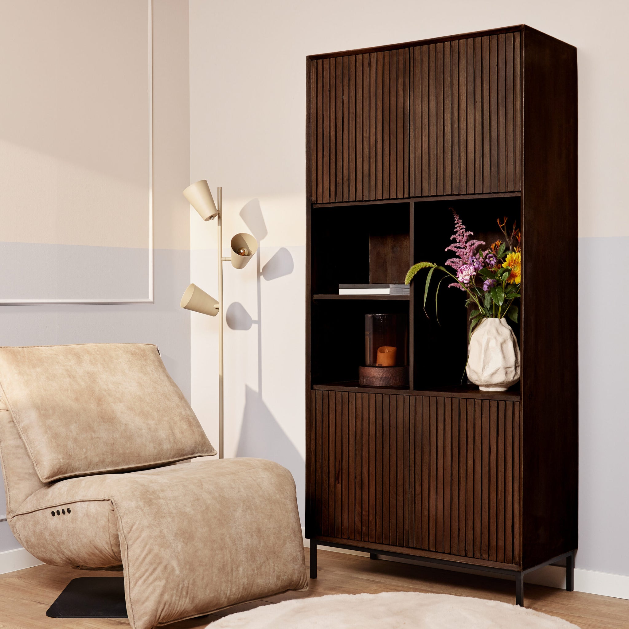 Stauraumschrank Mandy Braun – Mangoholz Schrank mit Metallrahmen & Lamellen-Design, 90×200×45 cm, 4 Türen & 3 offene Fächer