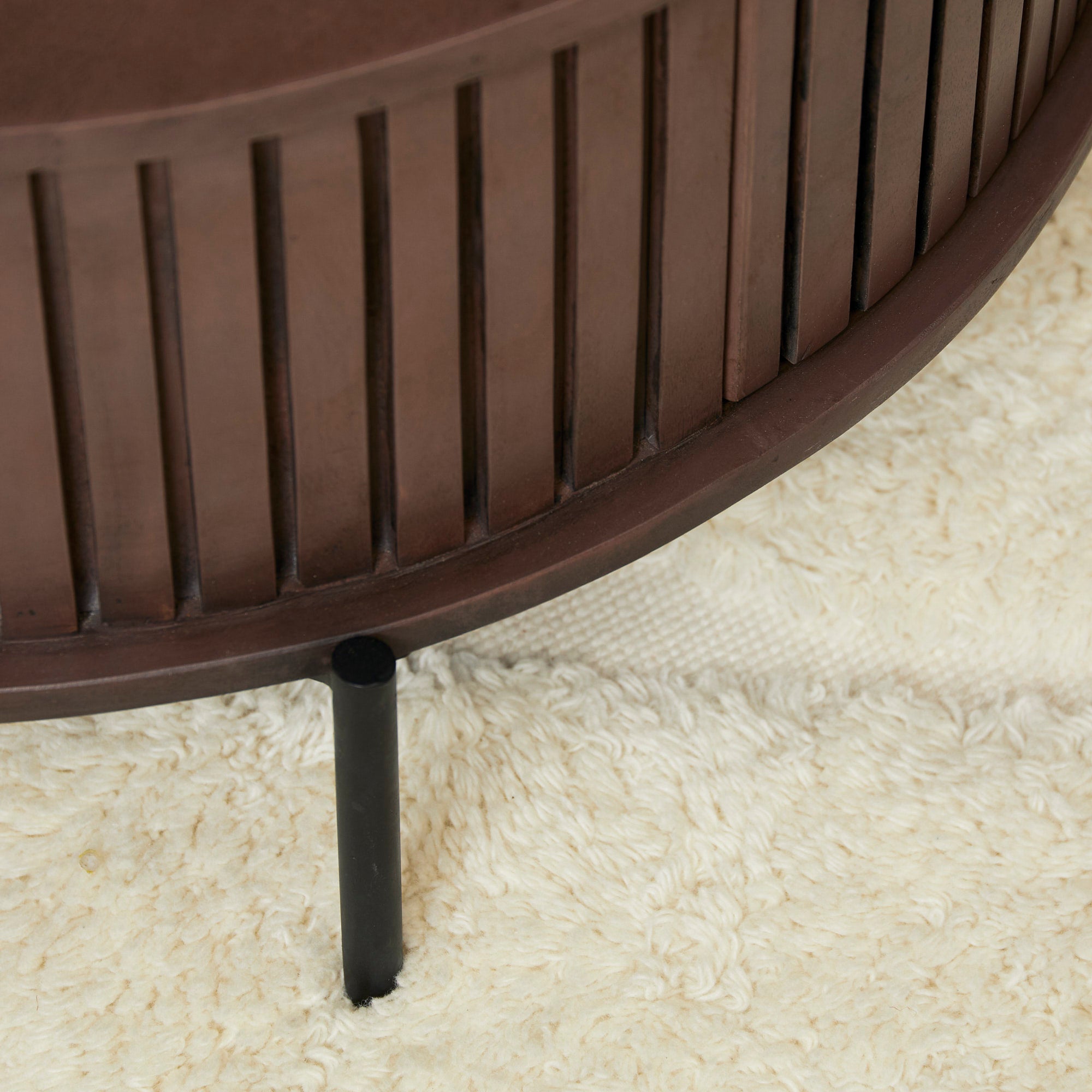 Couchtisch Mandy Braun – runder Mangoholz-Tisch mit 2 Schubladen & Lamellenmuster, 80 x 80 x 40 cm