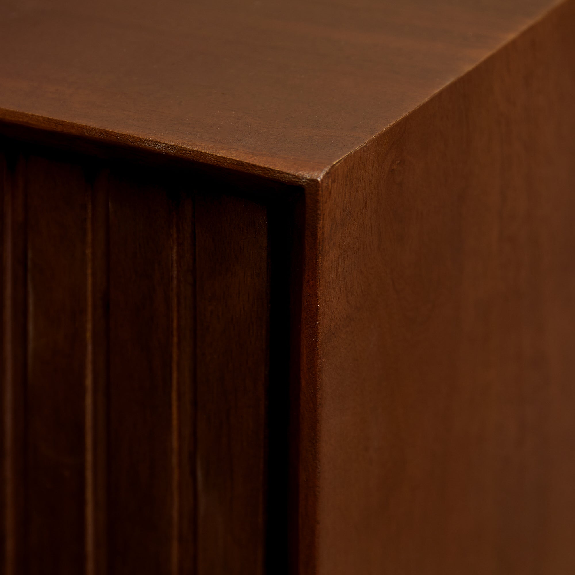 Schwebendes TV-Möbel Mandy Braun – Wand-TV-Board aus Mangoholz mit Lattenmuster & Push-to-Open, 120 x 35 x 30 cm