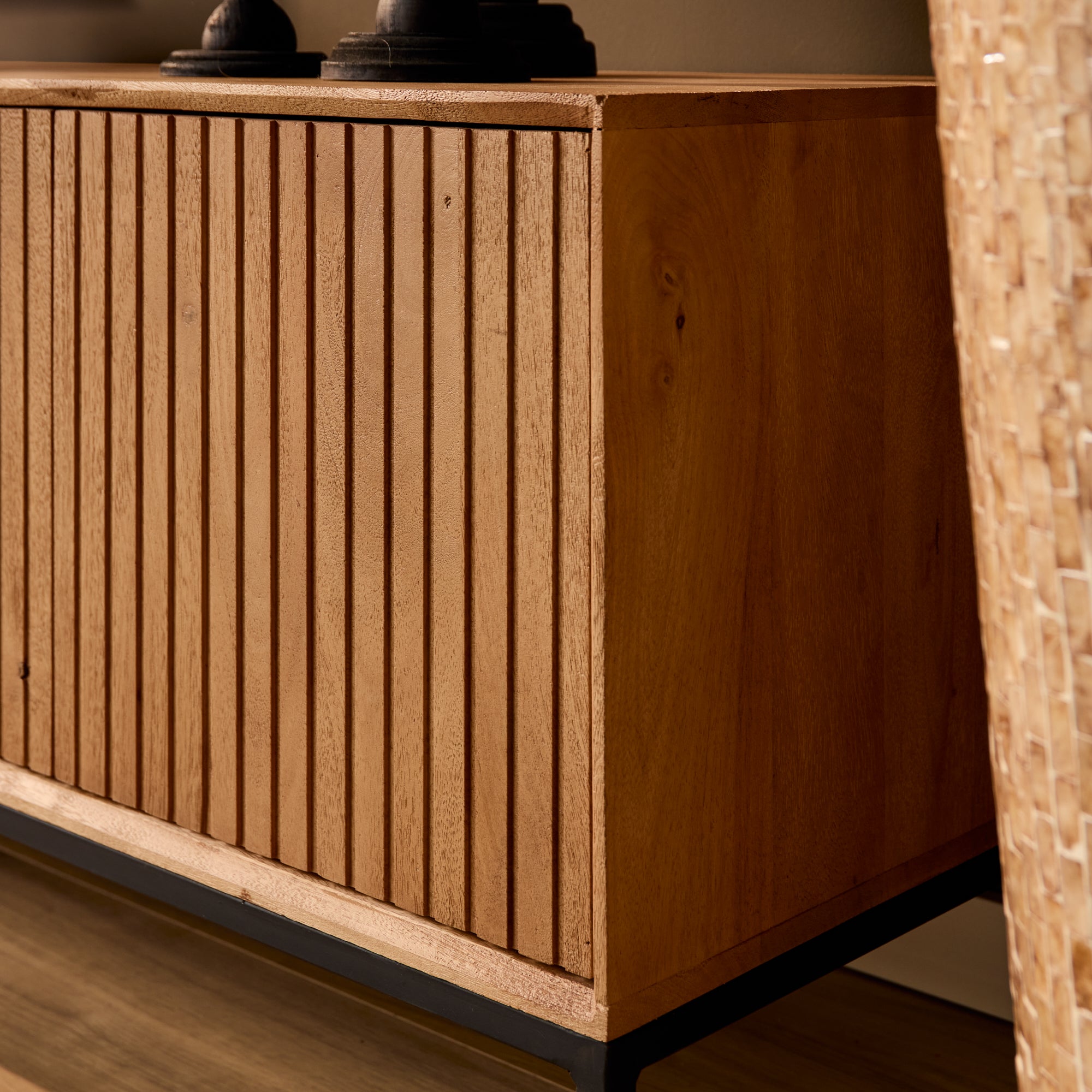 TV-Board Mandy 165x45x55 cm – Lowboard aus Mangoholz Natur mit 4 Türen & Push-to-Open-System