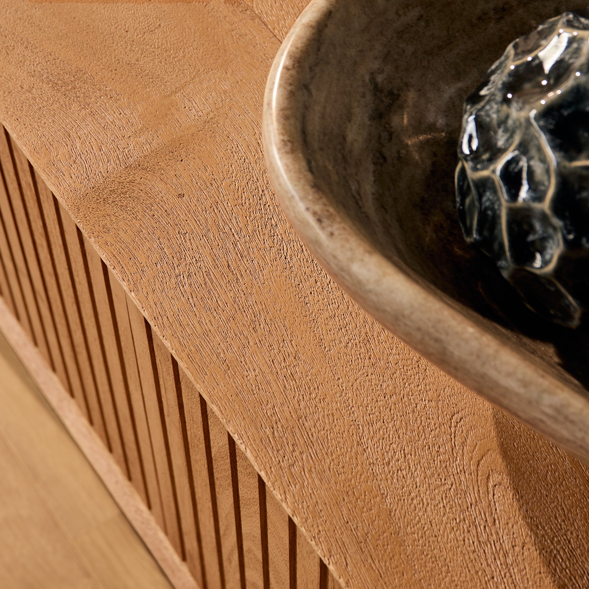 TV-Board Mandy Natur – Mangoholz mit Lamellenfront & Push-to-Open, 210 x 45 x 55 cm