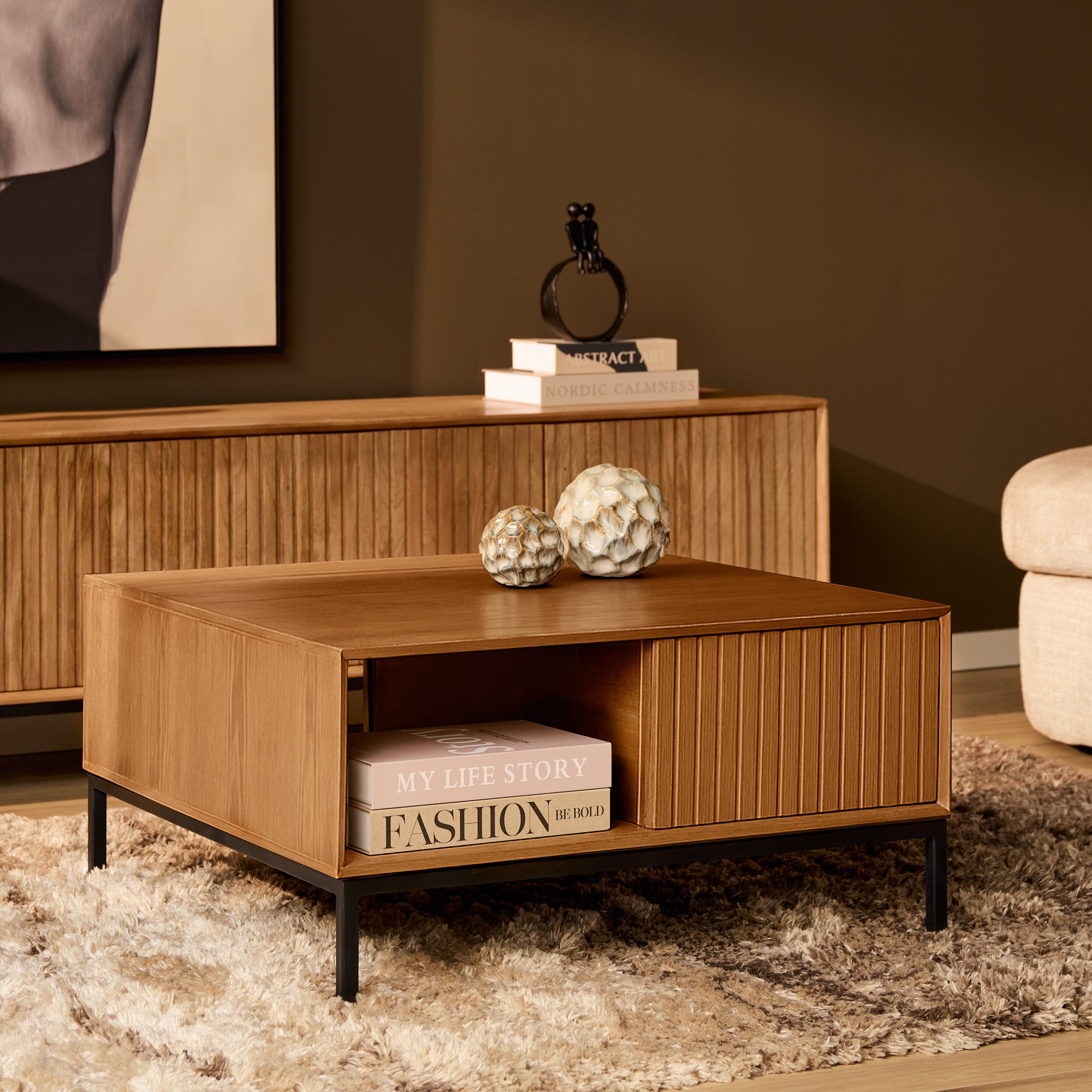 Couchtisch Mandy Naturfarben – Mangoholz mit Lamellen-Design, 80 x 80 x 40 cm, mit Schubladen & offenem Fach