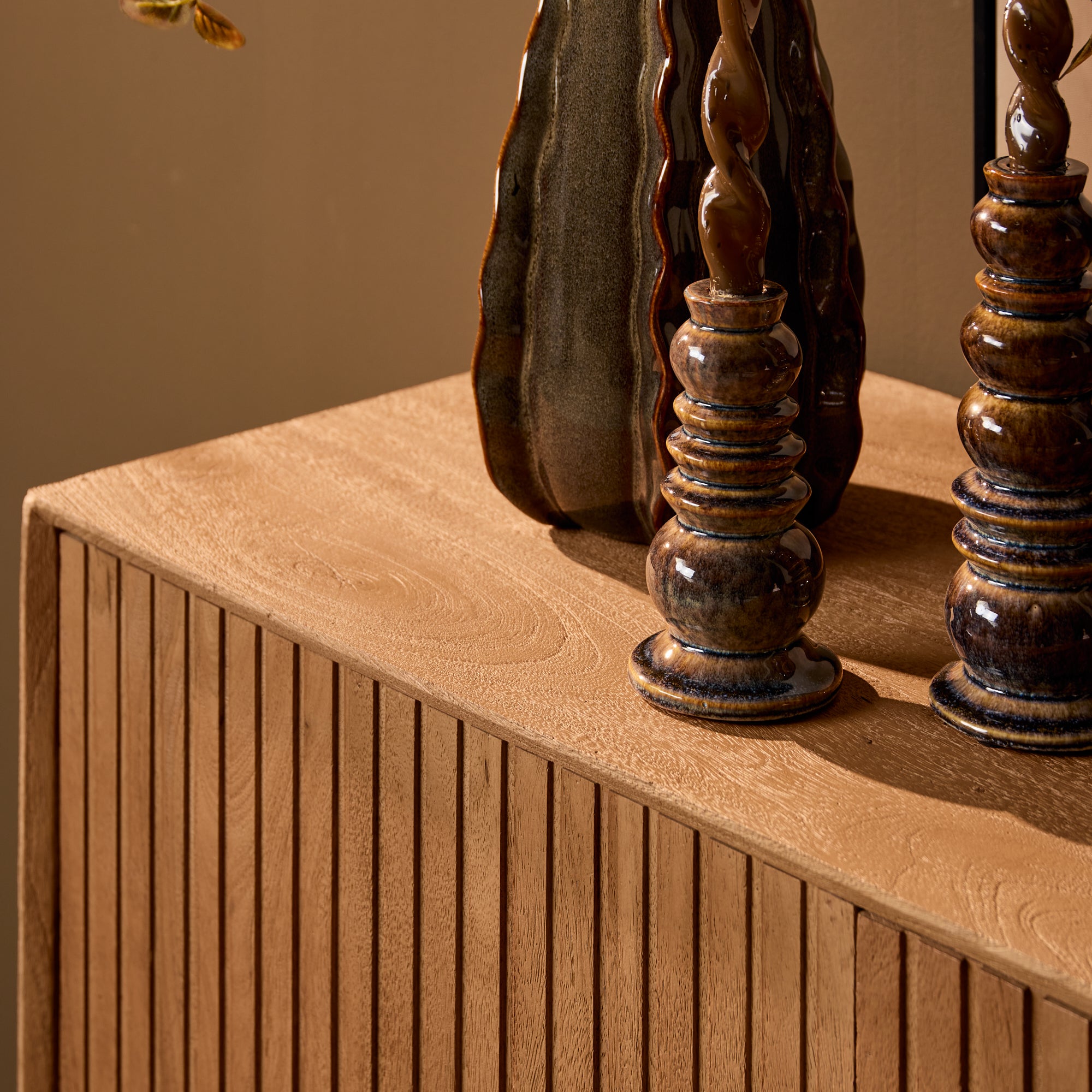 Sideboard Mandy Natur 210x45x85 cm – moderne Mangoholz Kommode mit Lamellenfront & Push-to-Open