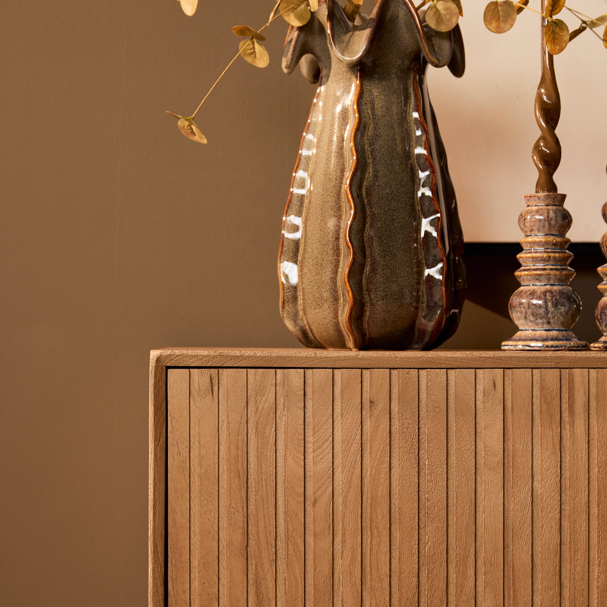 Sideboard Mandy Natur 210x45x85 cm – moderne Mangoholz Kommode mit Lamellenfront & Push-to-Open