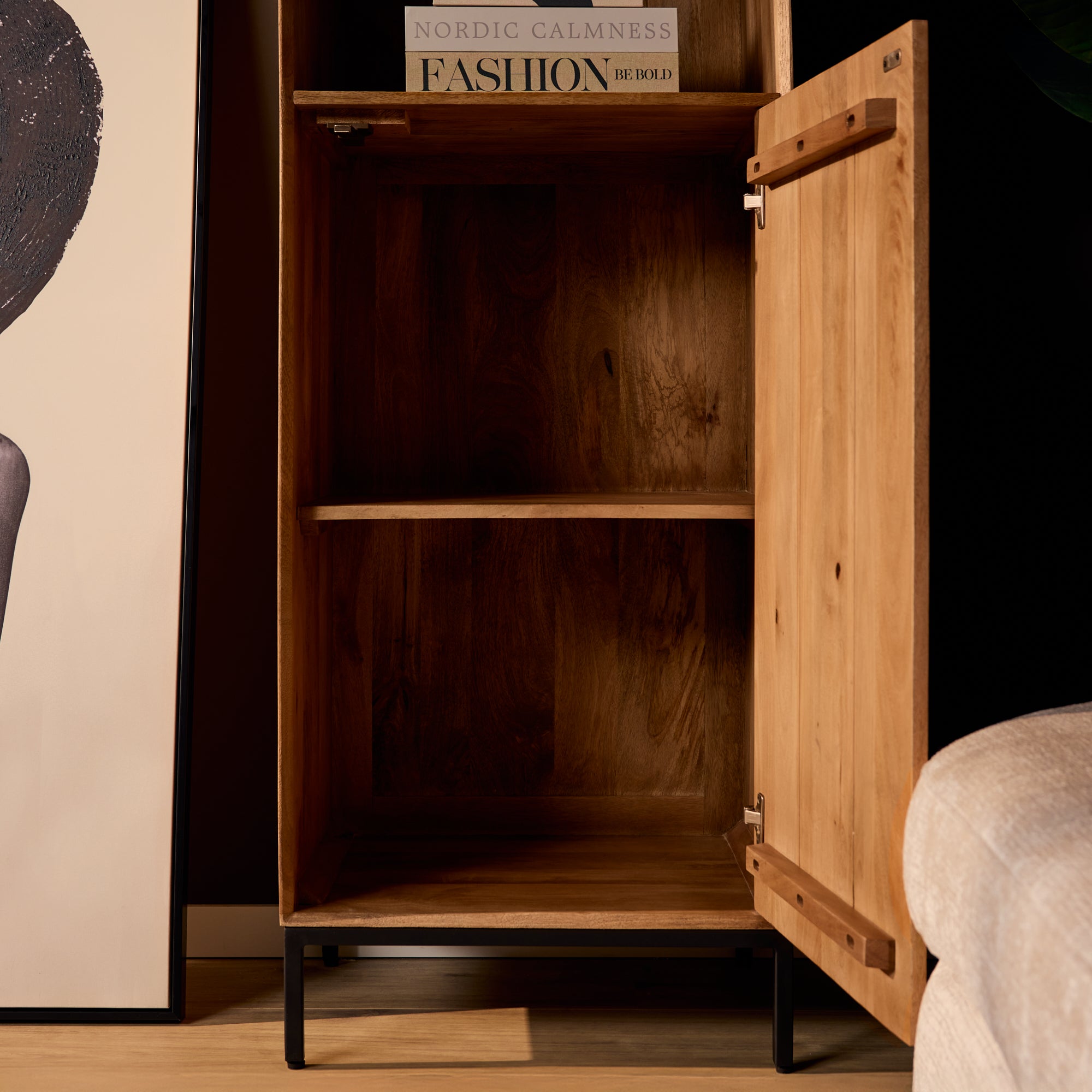 Bücherregal Mandy Naturfarben – Mangoholz mit Lamellentür & offenen Fächern, 55 x 45 x 200 cm