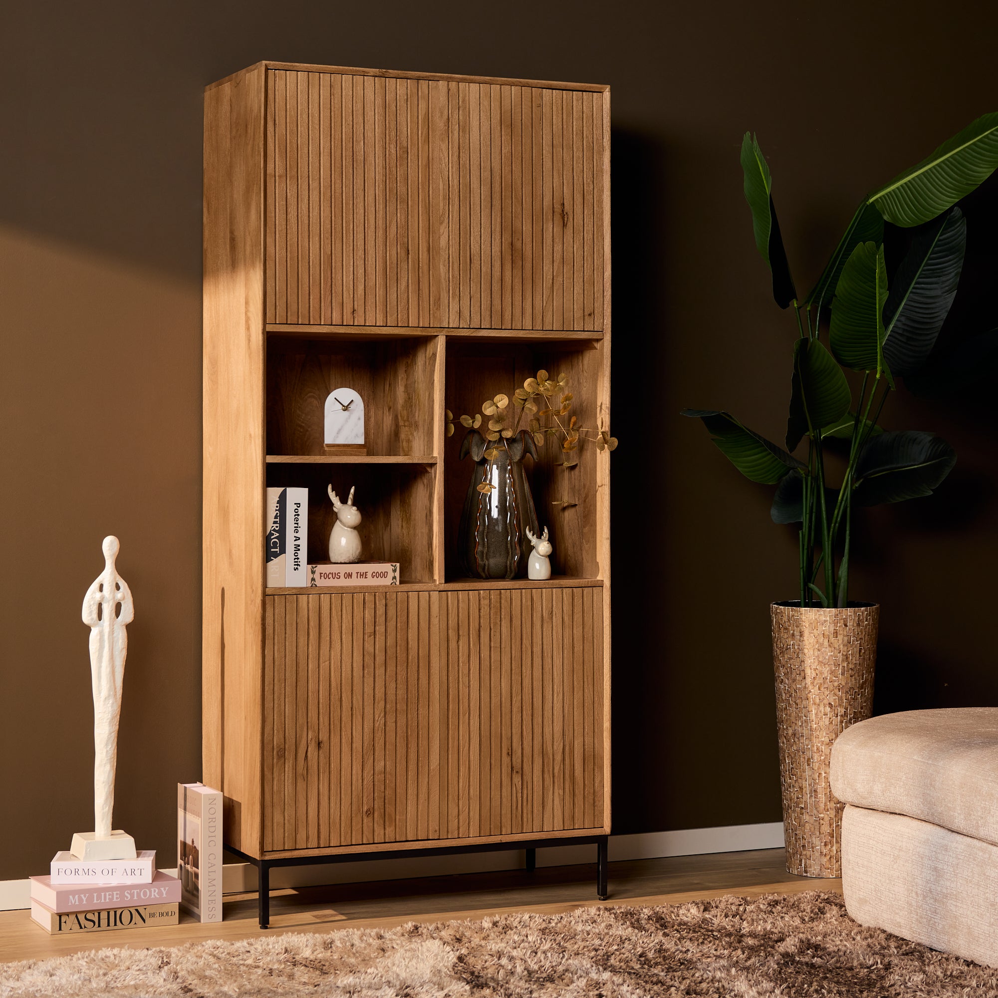 Regal Mandy Natur – Mangoholz mit vertikalem Lamellenmuster, 4 Türen & 3 offene Fächer, 90 x 45 x 200 cm