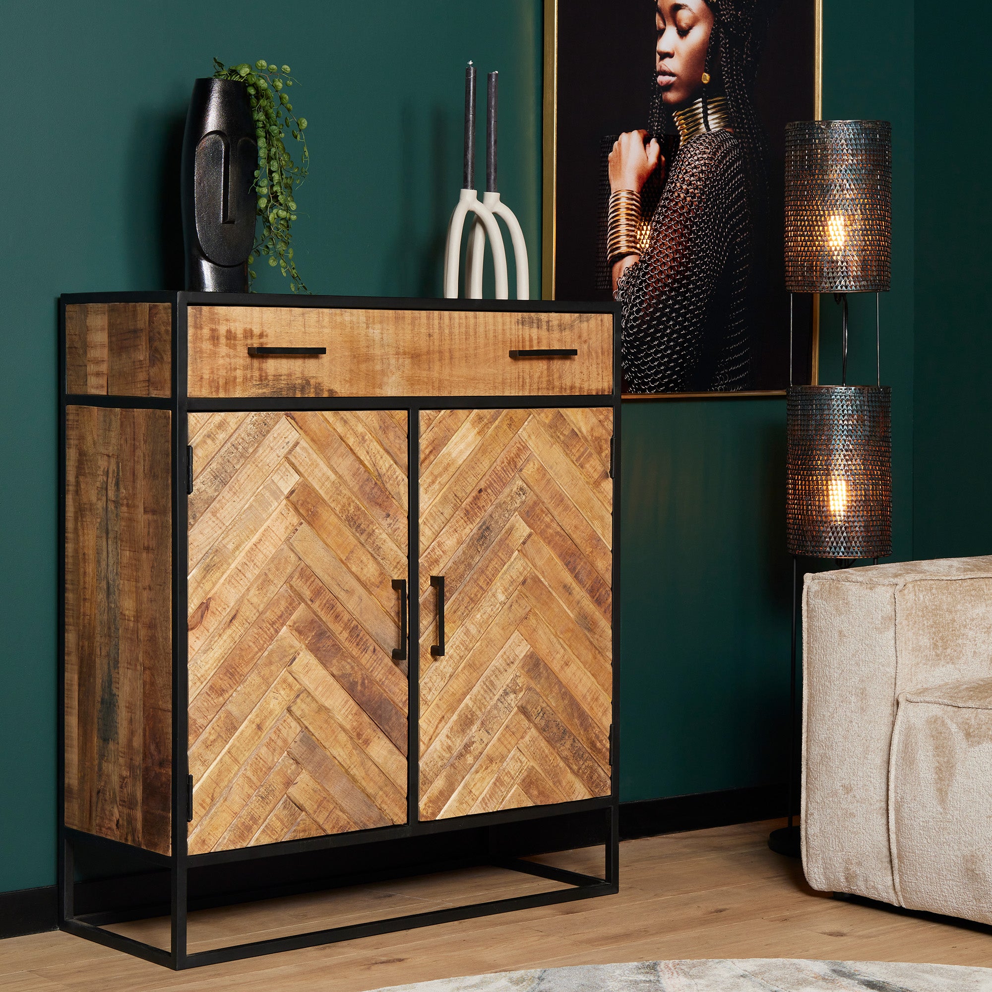 Highboard Aloy – Mangoholz-Kommode mit Fischgrätmuster & Metallgestell, 100×40×115 cm, stilvolles Design
