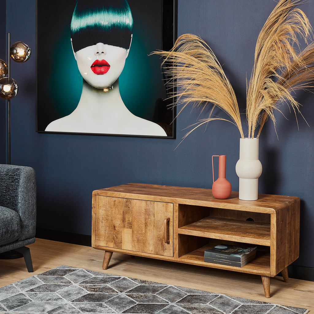 TV-Board Raven – Mangoholz TV-Schrank 120×50×45 cm mit 2 offenen Fächern, 1 Tür & dekorativen Holzelementen im modernen Design