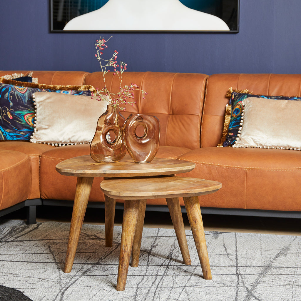 Couchtisch-Set Raven – 2er Set Massivholz-Tische in Dreiecksform, Mangoholz mit Holzbeinen, 60/50×60/50×45/40 cm