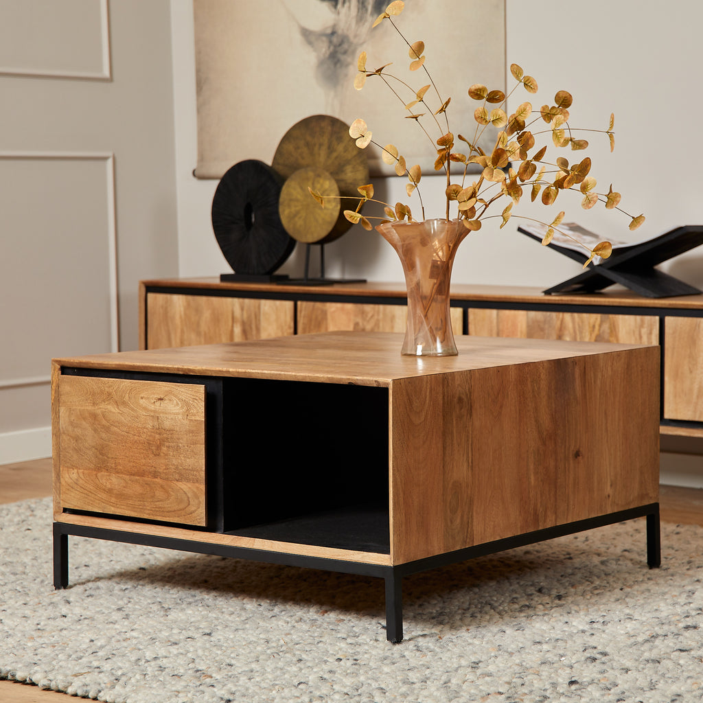 Couchtisch Rois – quadratischer Mangoholz Tisch 80×40×80 cm mit 2 Schubladen, offenem Fach & Metallrahmen