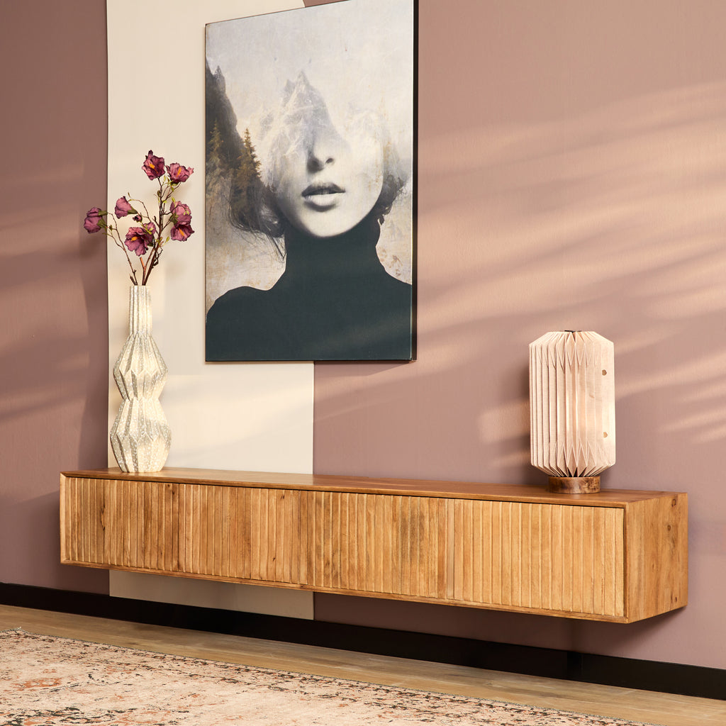 Schwebendes TV Board Madison Natur 200x35x30 cm – modernes Mangoholz mit Lamellenfront & grifflose Türen
