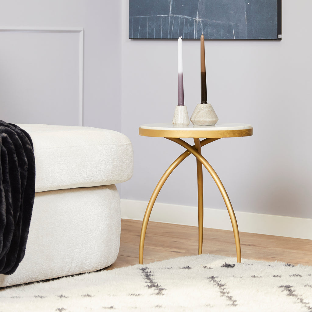 Beistelltisch Kay – runder Tisch mit weißer Marmorplatte & goldenem Metallgestell, 40×40×50 cm