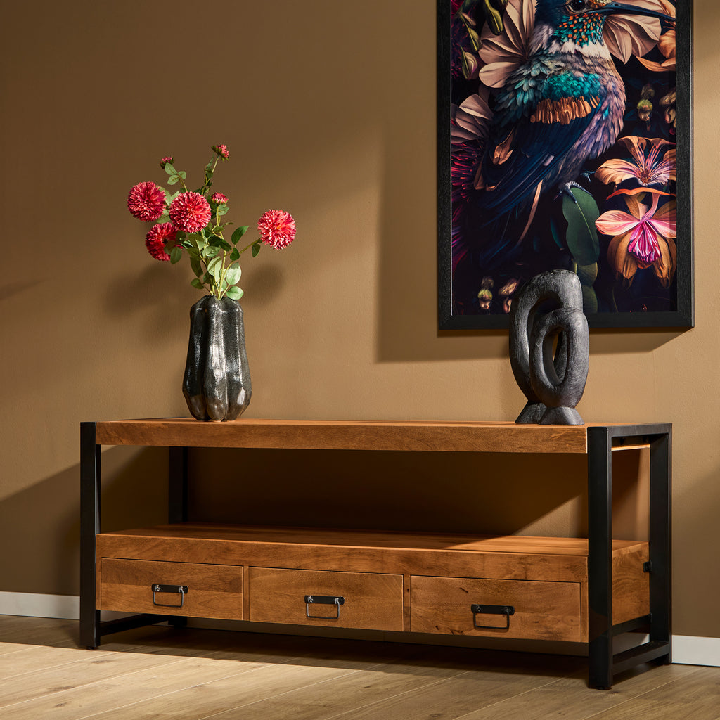 TV-Board Bori – Mangoholz TV-Schrank 150×60×45 cm mit 3 Schubladen, offenem Fach & Metallgestell im modernen Design