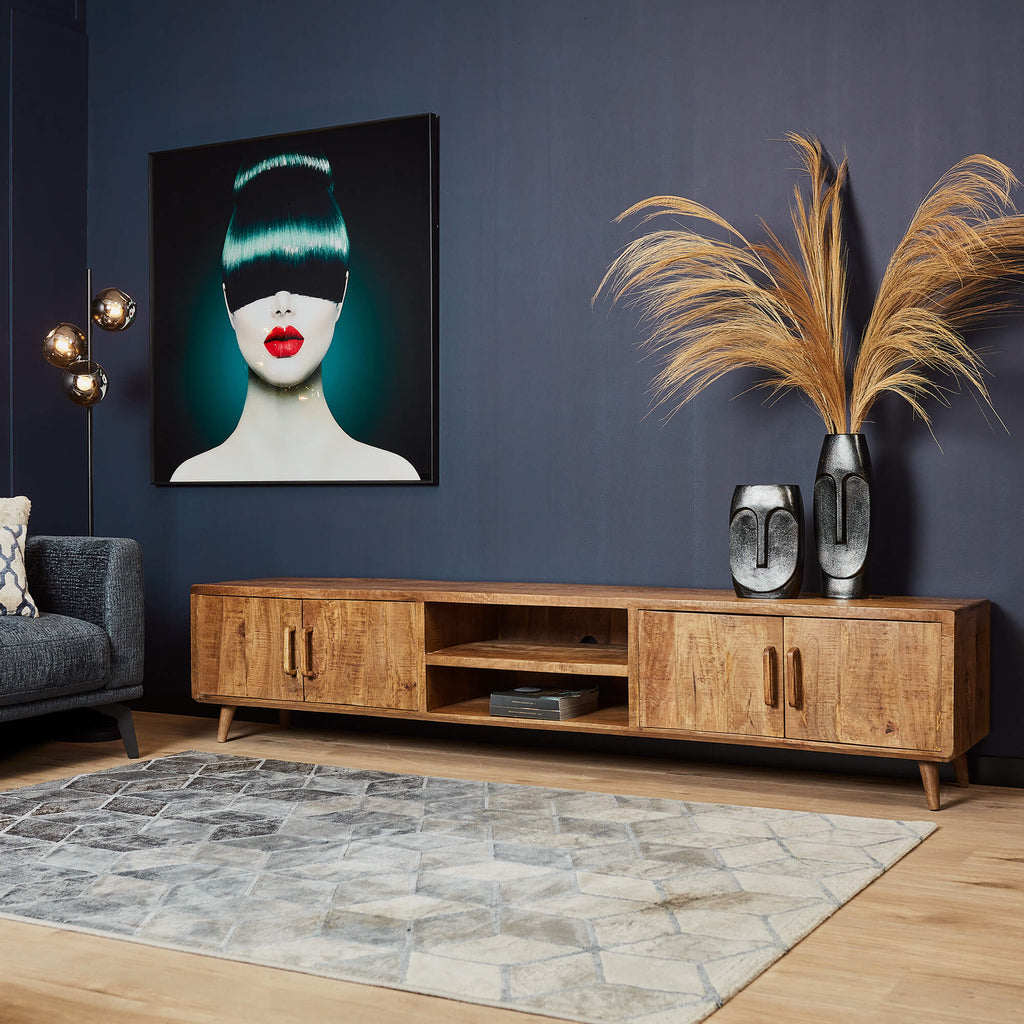 TV-Board Raven – TV-Schrank aus Mangoholz 240×50×45 cm mit 2 offenen Fächern, 3 Türen & lackierten Holzstreifen im modernen Design