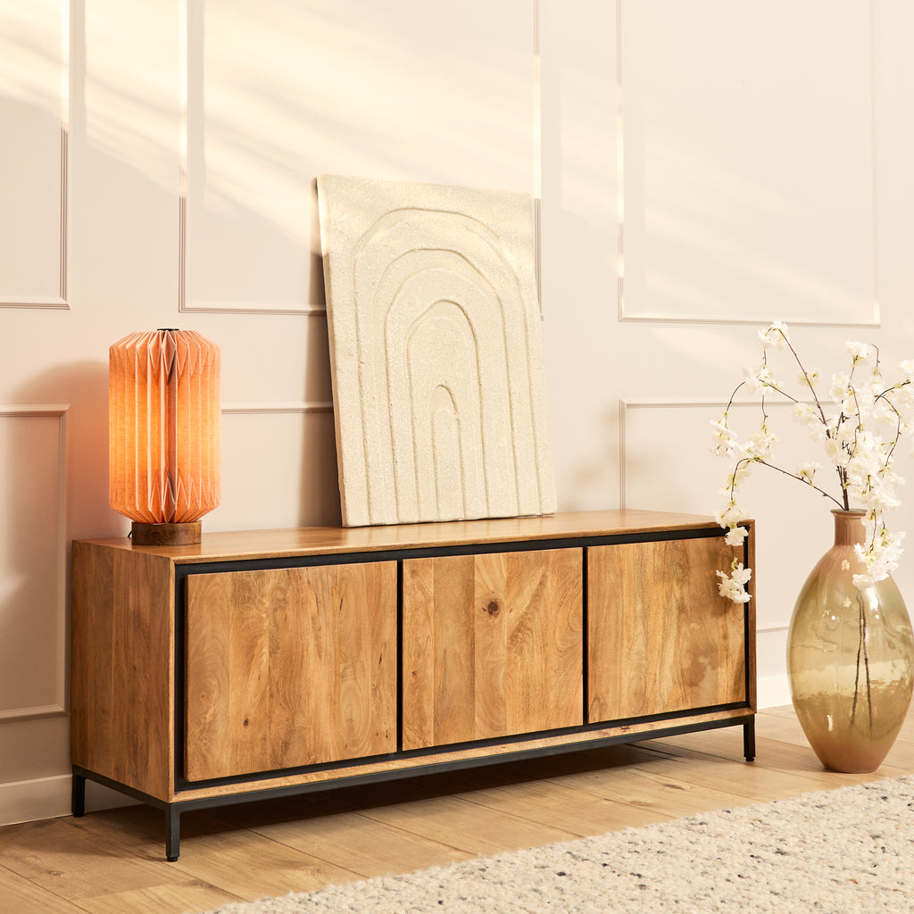 TV-Board Rois 150x45x55 cm – Massives Mangoholz mit schwarzem Metallrahmen & 3 grifflosen Türen