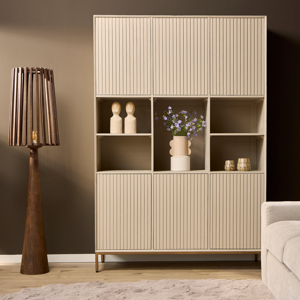 Regal Mandy XL Sand – Mangoholz mit Sand-Finish, bronzefarbenem Metallrahmen, 5 offene Fächer & 6 Türen, 135 x 45 x 200 cm