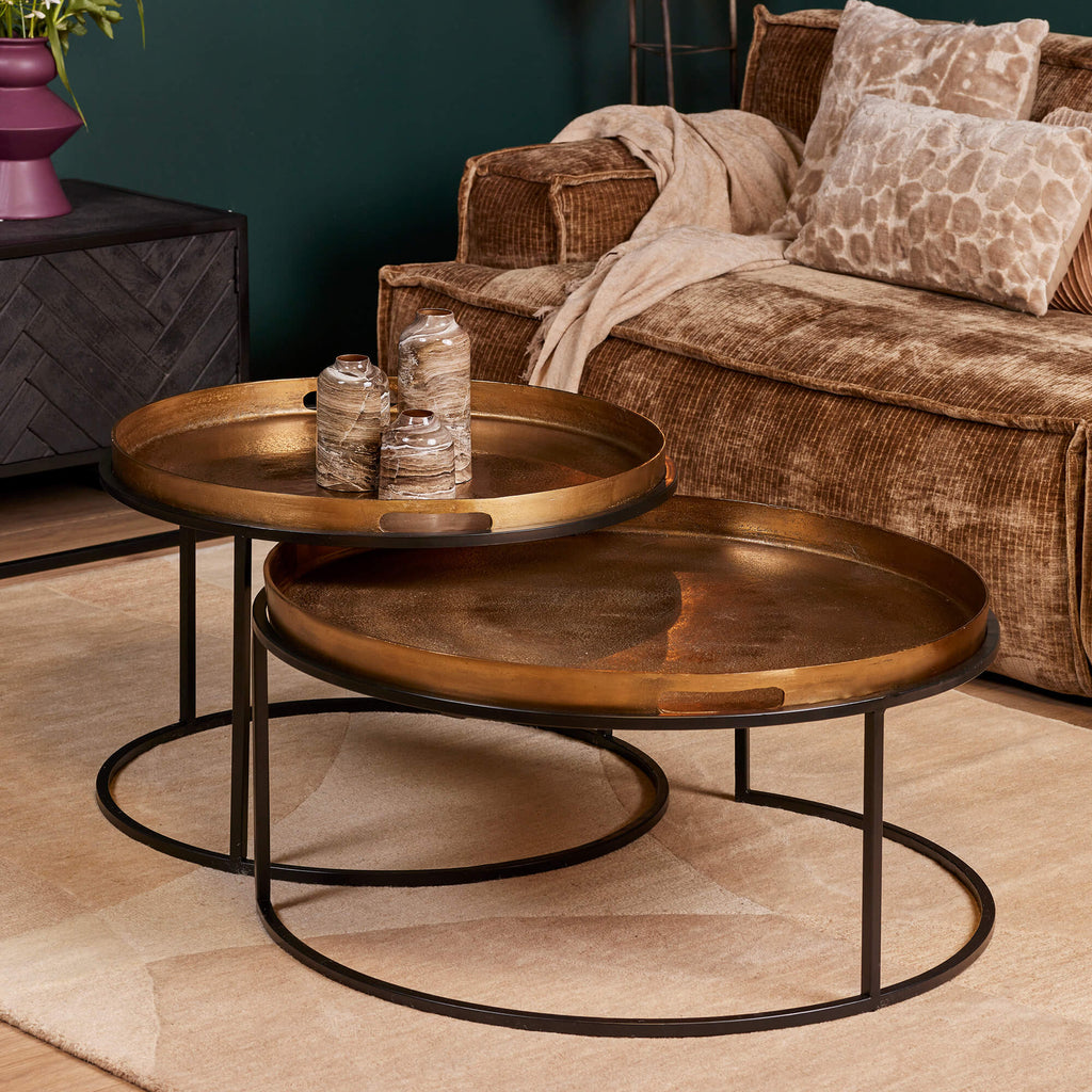 Couchtisch-Set Puck – 2 Tische mit goldenen Aluminiumplatten & schwarzem Eisenrahmen, 78/66 cm