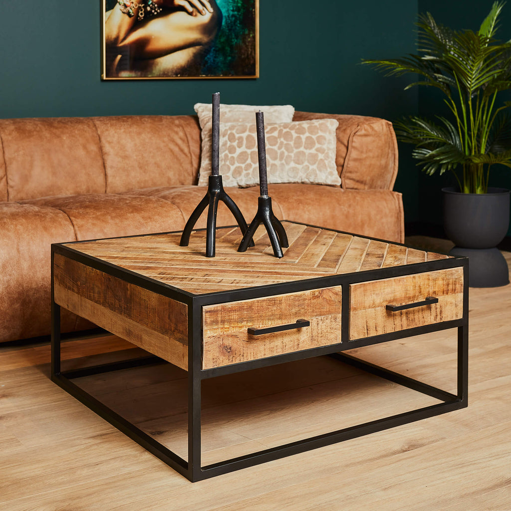 Couchtisch Aloy 80x80x40 cm – quadratischer Wohnzimmertisch aus Mangoholz mit Fischgrätmuster & 4 Schubladen