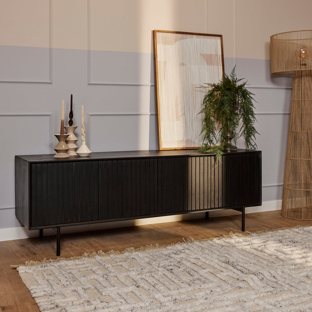 TV Board Mandy 165x45x55 cm – modernes Mangoholz Lowboard mit schwarzem Metallrahmen & Lamellenfront