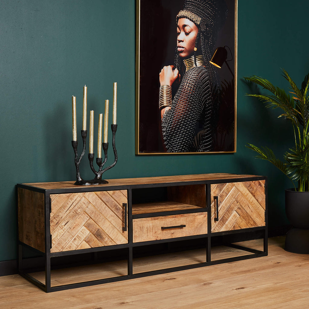 TV-Board Aloy – Mangoholz & Metall, Fischgrätmuster, 145 x 45 x 50 cm