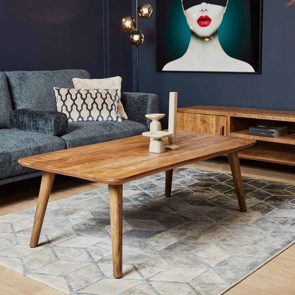Couchtisch Raven – Mangoholz mit eingelegten Holzstreifen, modern & zeitlos, 130 x 70 x 45 cm