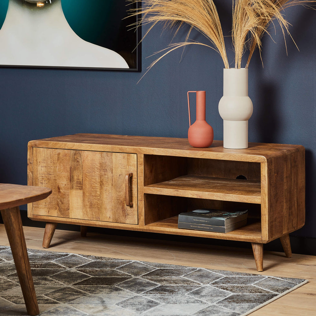 TV-Board Raven – Mangoholz TV-Schrank 120×50×45 cm mit 2 offenen Fächern, 1 Tür & dekorativen Holzelementen im modernen Design
