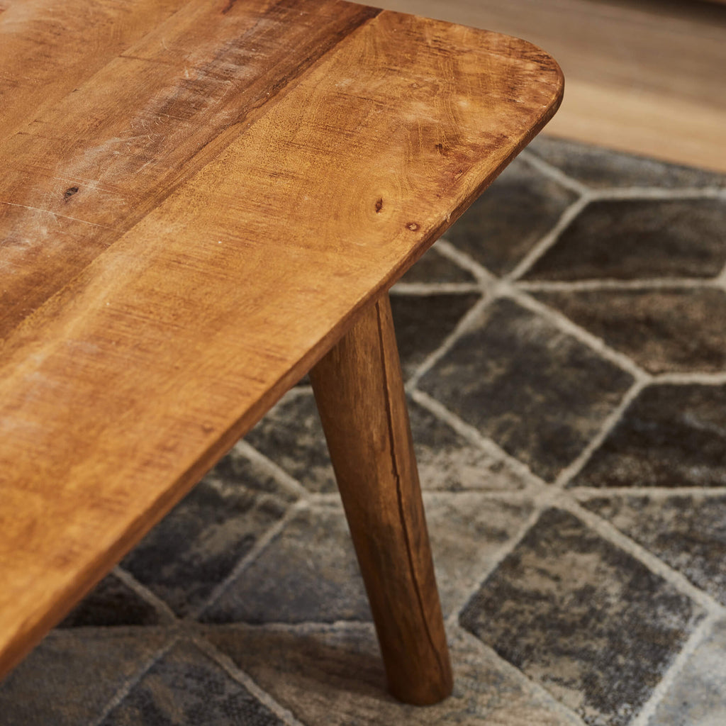 Couchtisch Raven – Mangoholz mit eingelegten Holzstreifen, modern & zeitlos, 130 x 70 x 45 cm