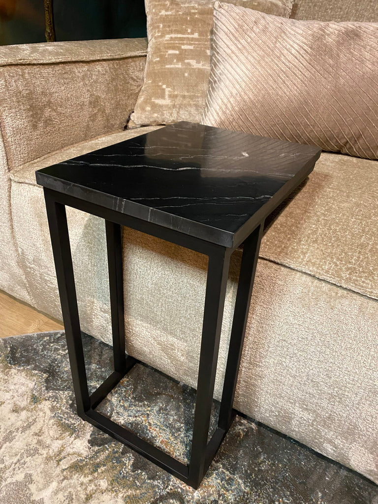 Beistelltisch Ovan Schwarz 40x30x54 cm – Moderner Tisch mit schwarzer Marmorplatte & Metallgestell