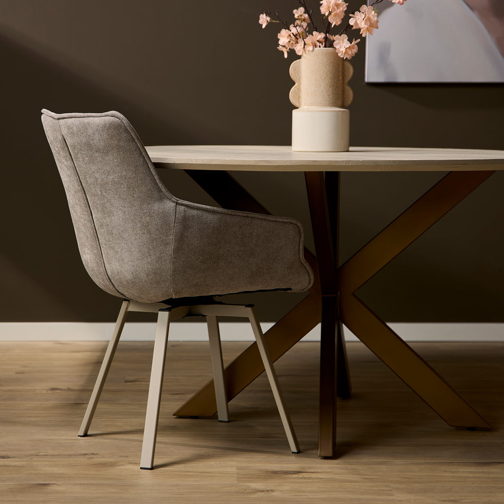 Esszimmerstuhl Mees Taupe – drehbarer Stoffstuhl mit Armlehne & hellem Metallgestell, modern & komfortabel