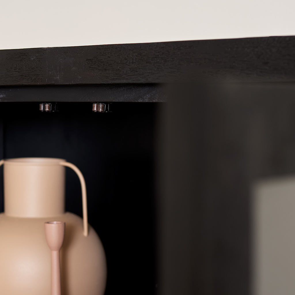 Vitrine Bori Schwarz – Mangoholz mit Metallrahmen, 2 Schubladen, 4 Türen & Regalfächer, 115 x 45 x 180 cm