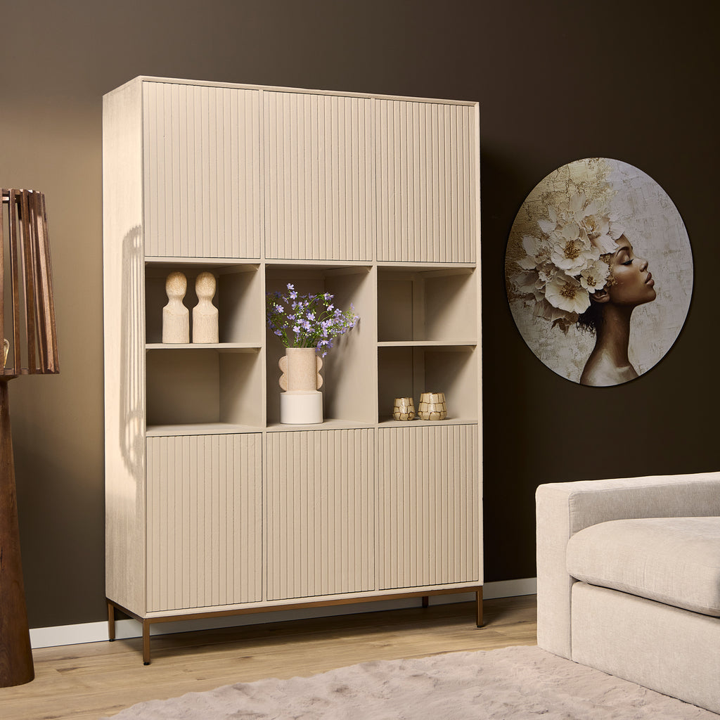 Regal Mandy XL Sand – Mangoholz mit Sand-Finish, bronzefarbenem Metallrahmen, 5 offene Fächer & 6 Türen, 135 x 45 x 200 cm