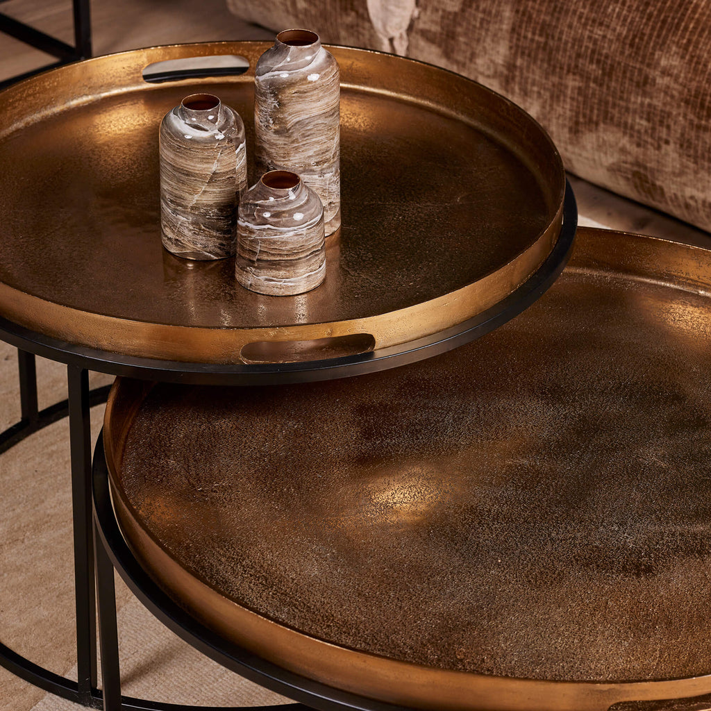 Couchtisch-Set Puck – 2 Tische mit goldenen Aluminiumplatten & schwarzem Eisenrahmen, 78/66 cm