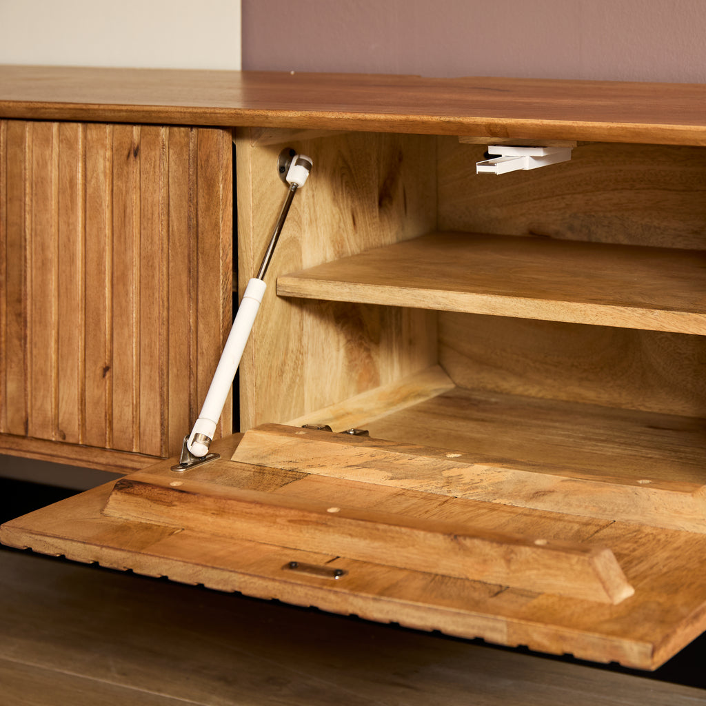Schwebendes TV Board Madison Natur 200x35x30 cm – modernes Mangoholz mit Lamellenfront & grifflose Türen