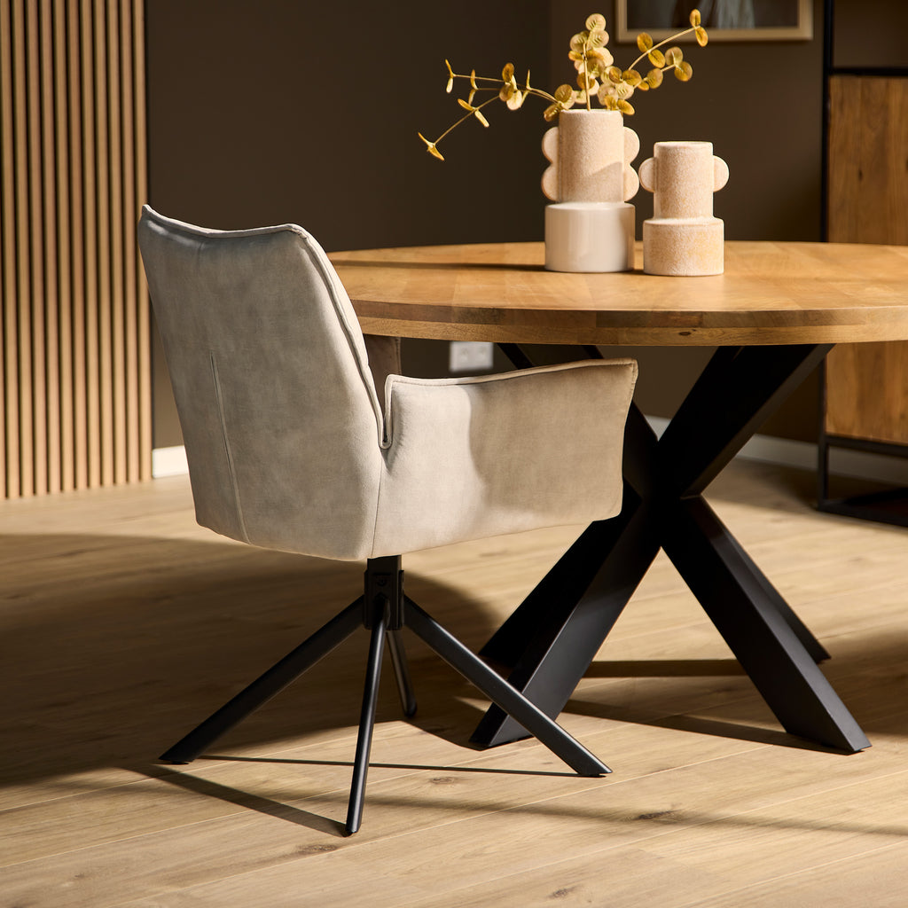 Esszimmerstuhl Daira Velvet Champagner – Drehstuhl 65×56×85 cm mit Armlehnen, Memory-Rückkehr & schwarzem Metallbein