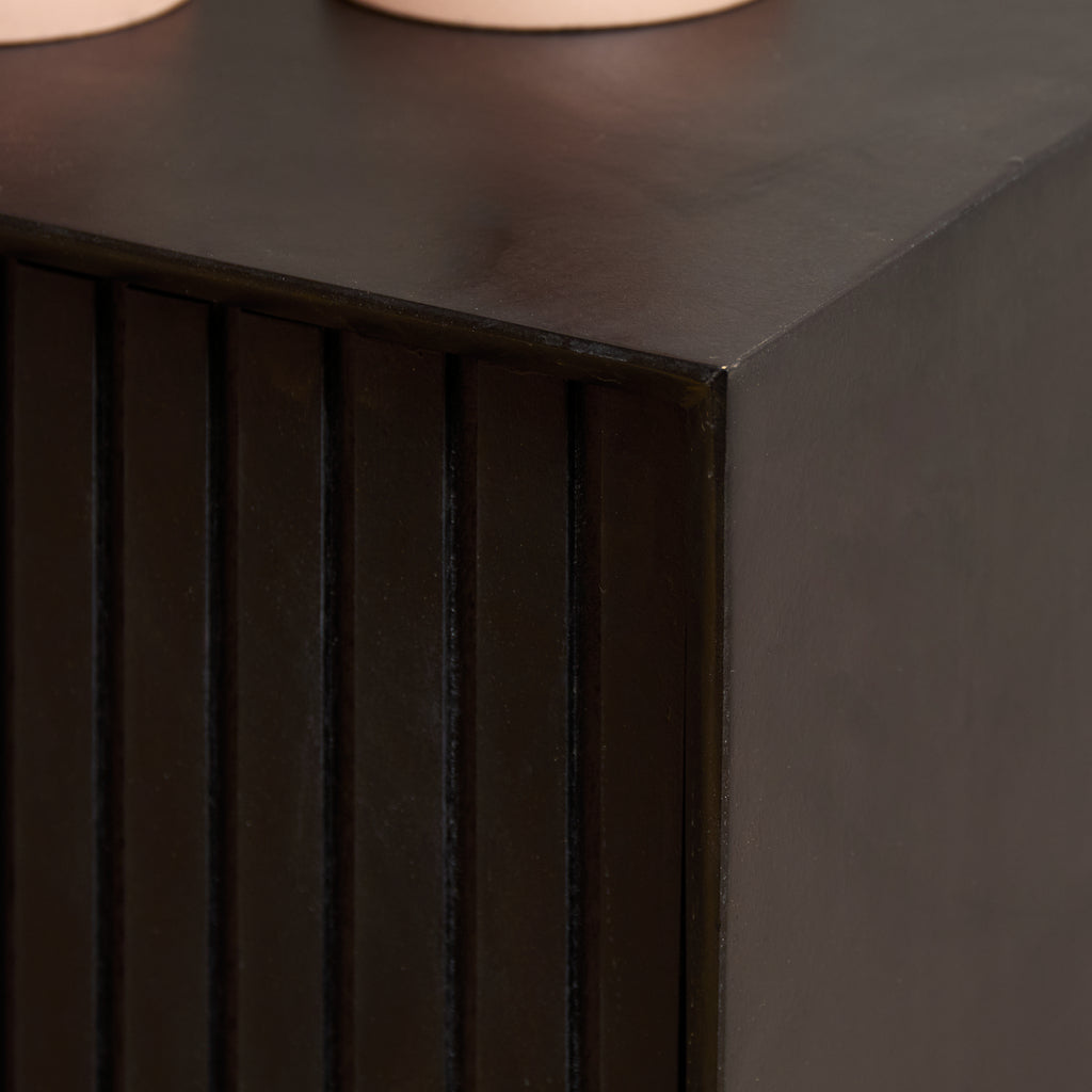 Schwebendes TV-Möbel Mandy Schwarz – Mangoholz mit Lattenmuster & Push-to-Open, 240 x 35 x 30 cm