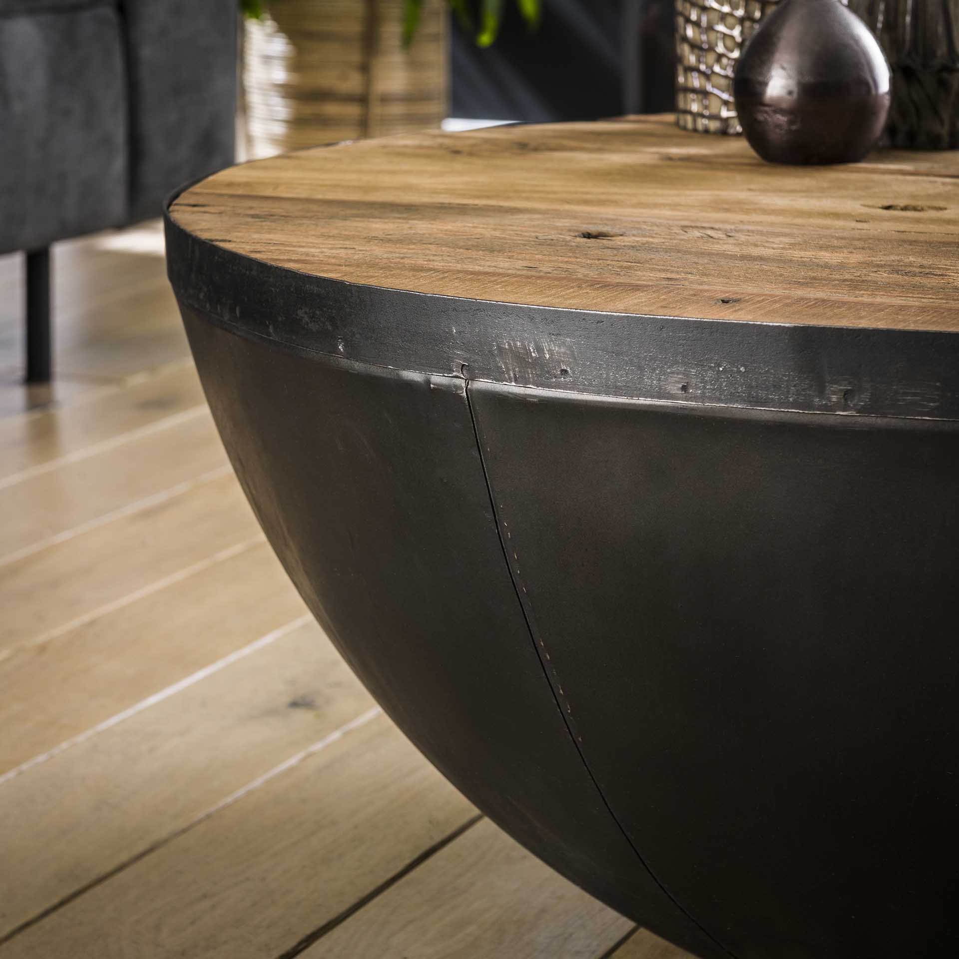 Couchtisch Occhio Ø90x40 cm – Rundtisch aus recyceltem Hartholz mit halbkugelförmigem Metallfuß