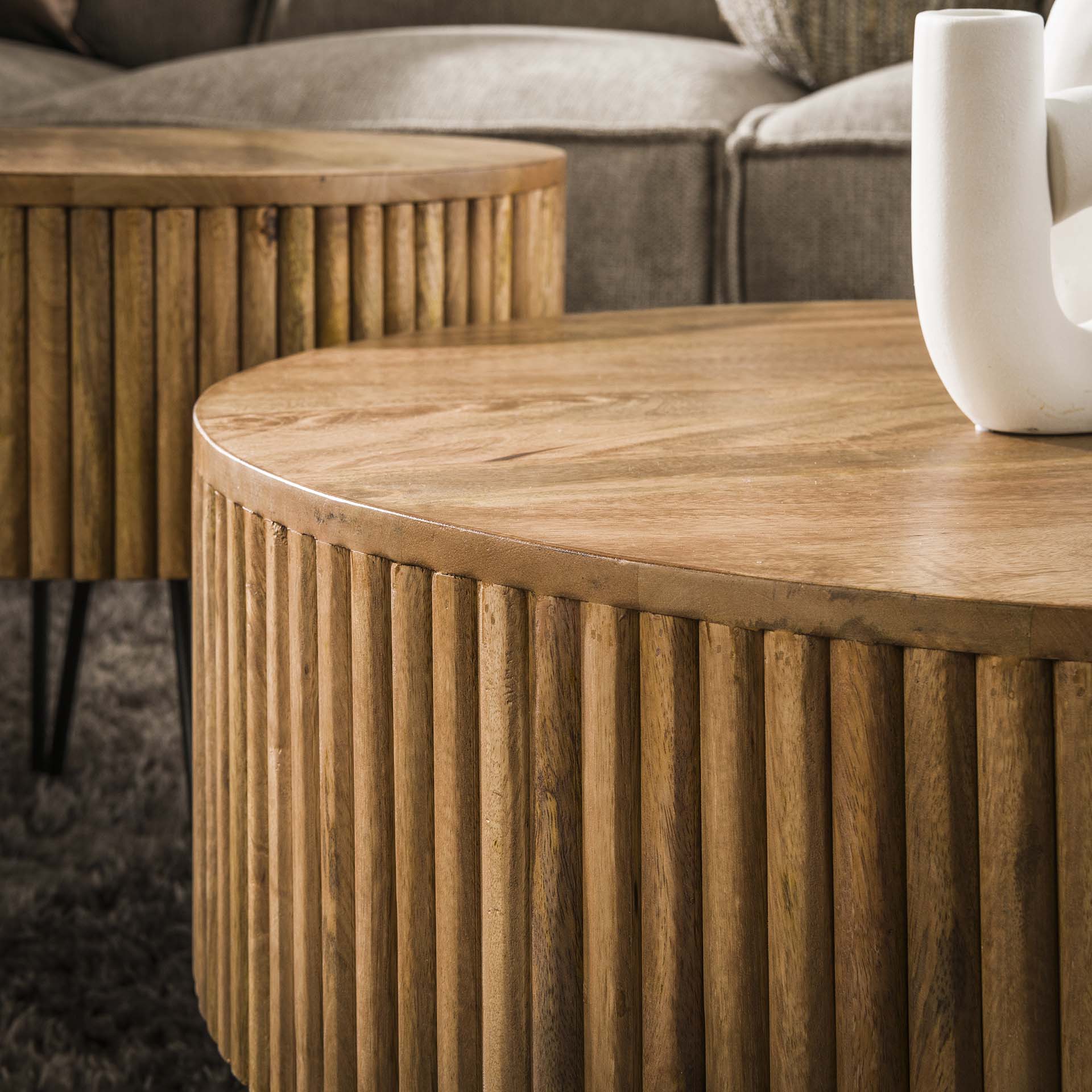 Couchtisch Nuvino 2er-Set Ø80x38 & Ø50x45 cm – sandfarbenes Mangoholz mit Wellendesign