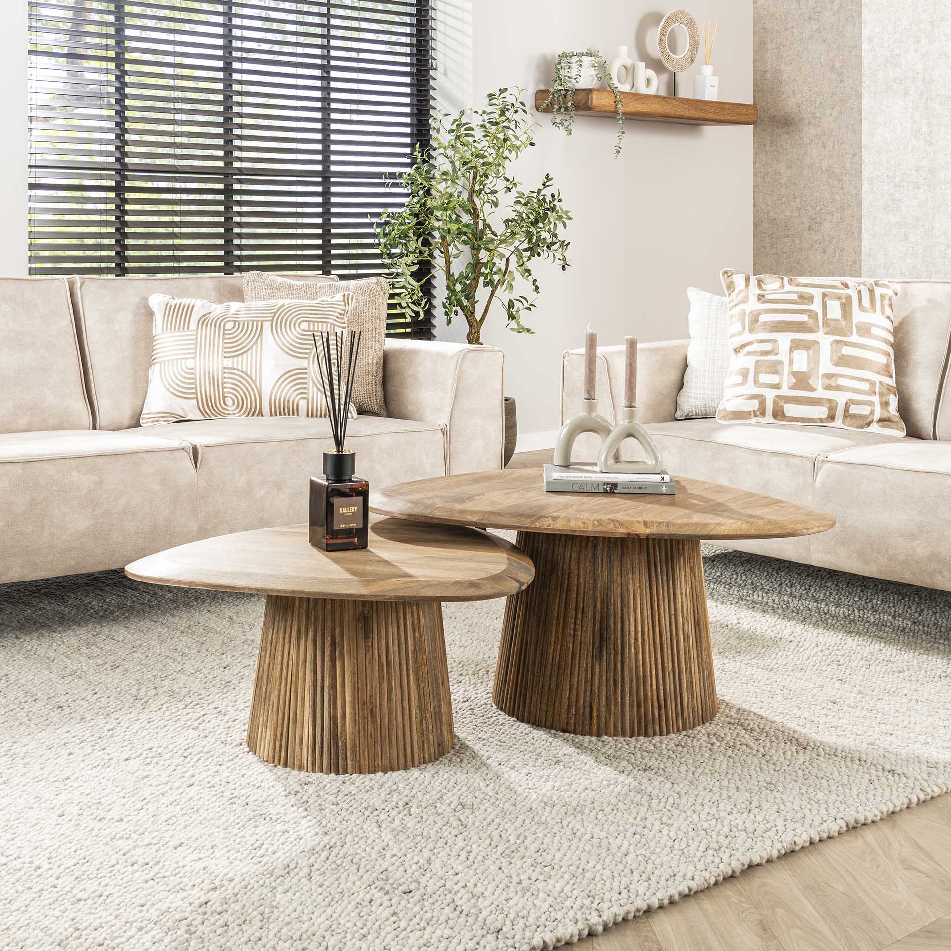 Couchtisch 2er Set Nuvino – dreieckiges Design aus Mangoholz mit Wellenmuster, 93x72x45 cm & 68x76x35 cm