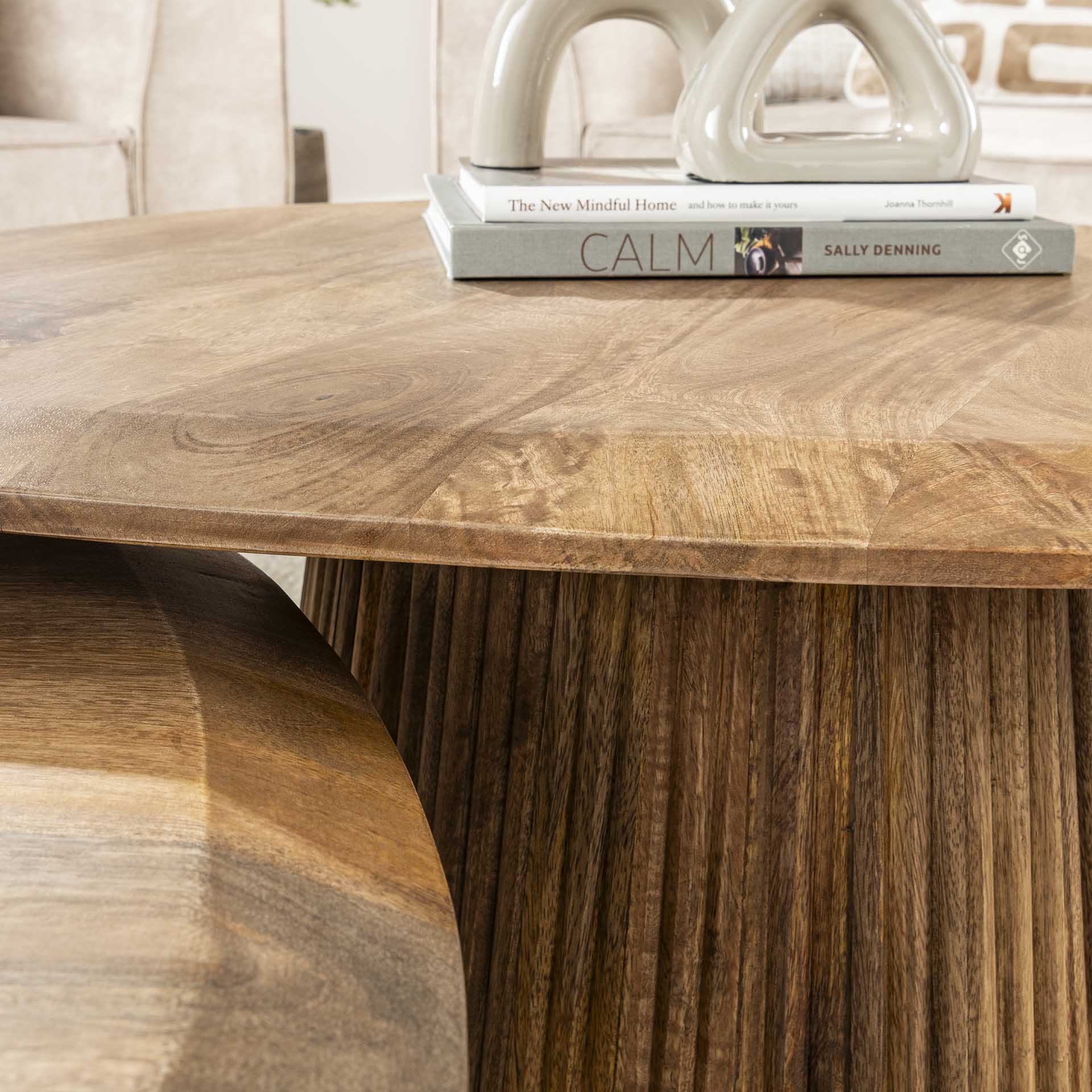 Couchtisch 2er Set Nuvino – dreieckiges Design aus Mangoholz mit Wellenmuster, 93x72x45 cm & 68x76x35 cm