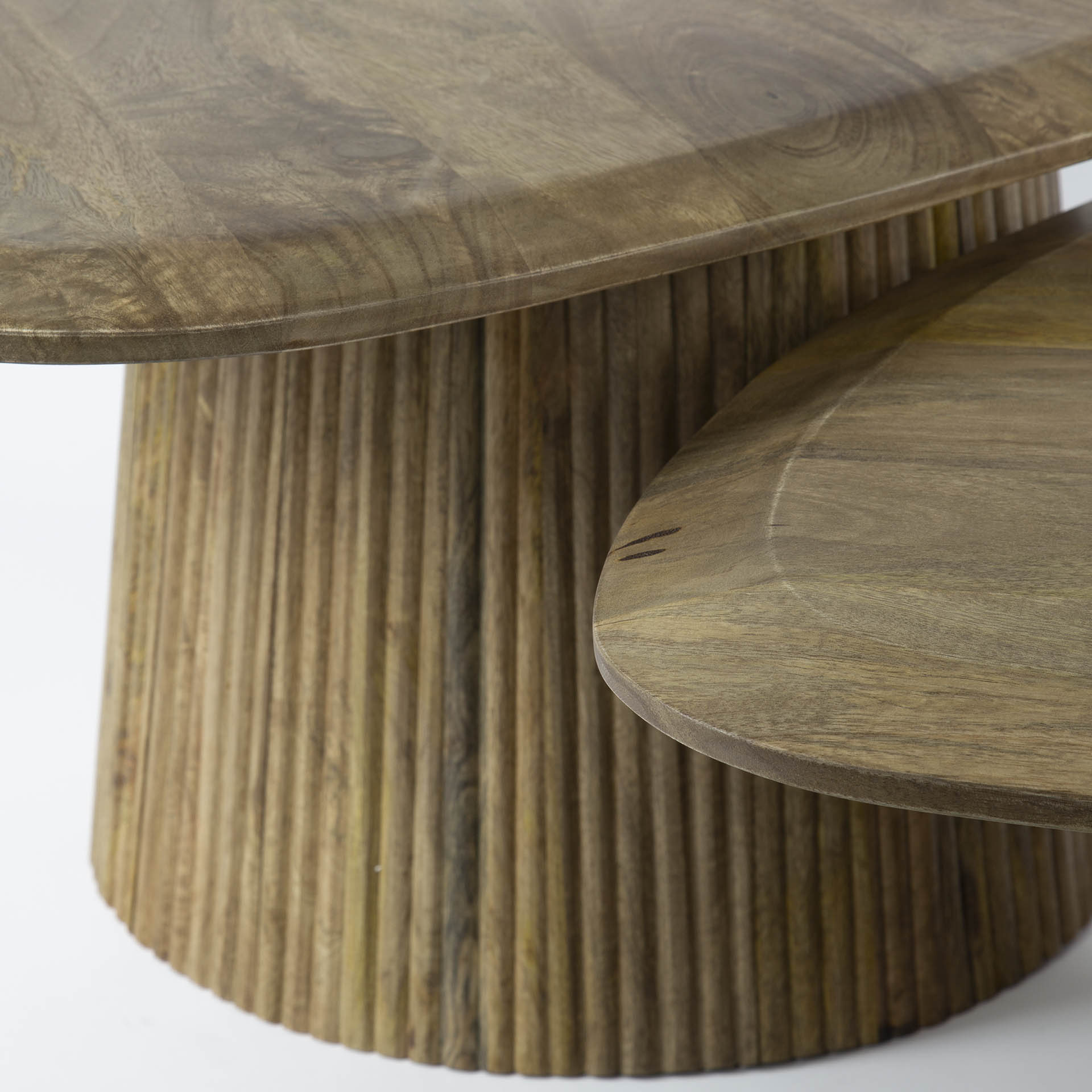 Couchtisch 2er Set Nuvino – dreieckiges Design aus Mangoholz mit Wellenmuster, 93x72x45 cm & 68x76x35 cm